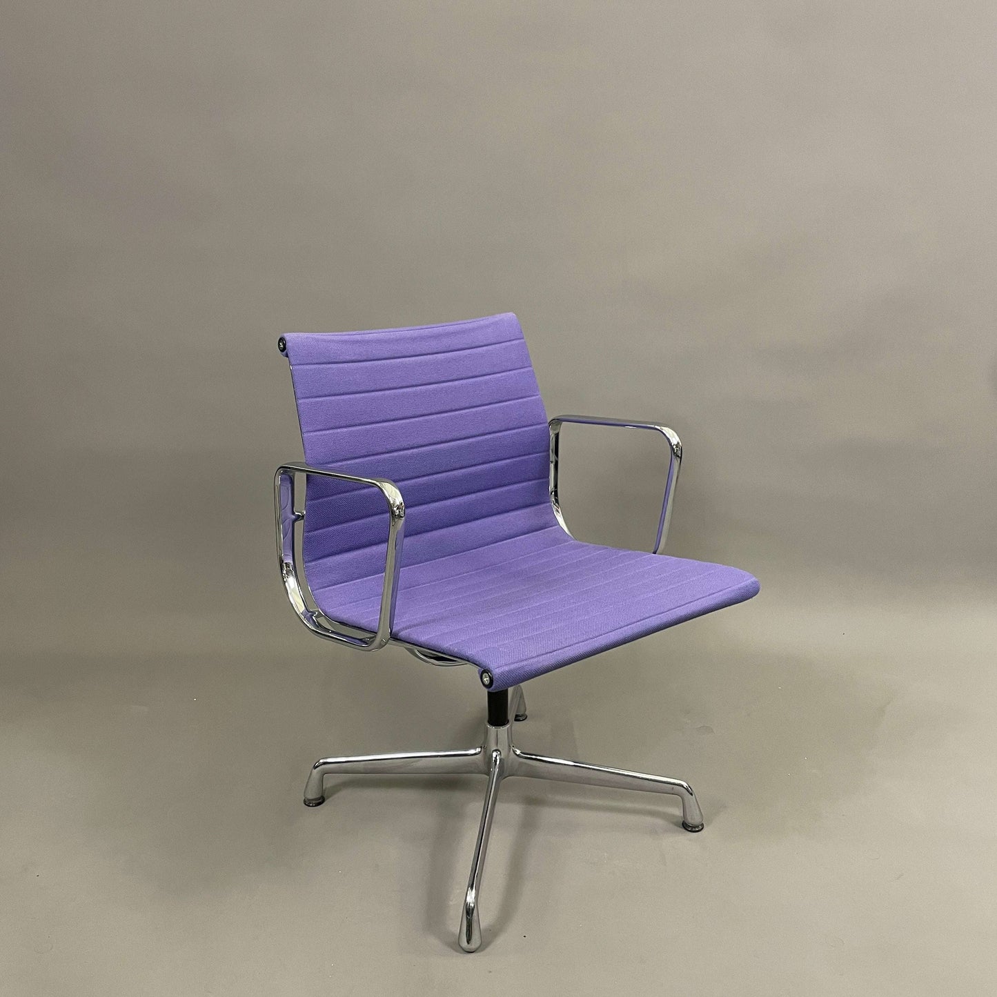 Vitra EA 103 Hopsak Bürostuhl in Viola, nicht drehbar, mit verchromtem Gestell und gepolstertem Sitz