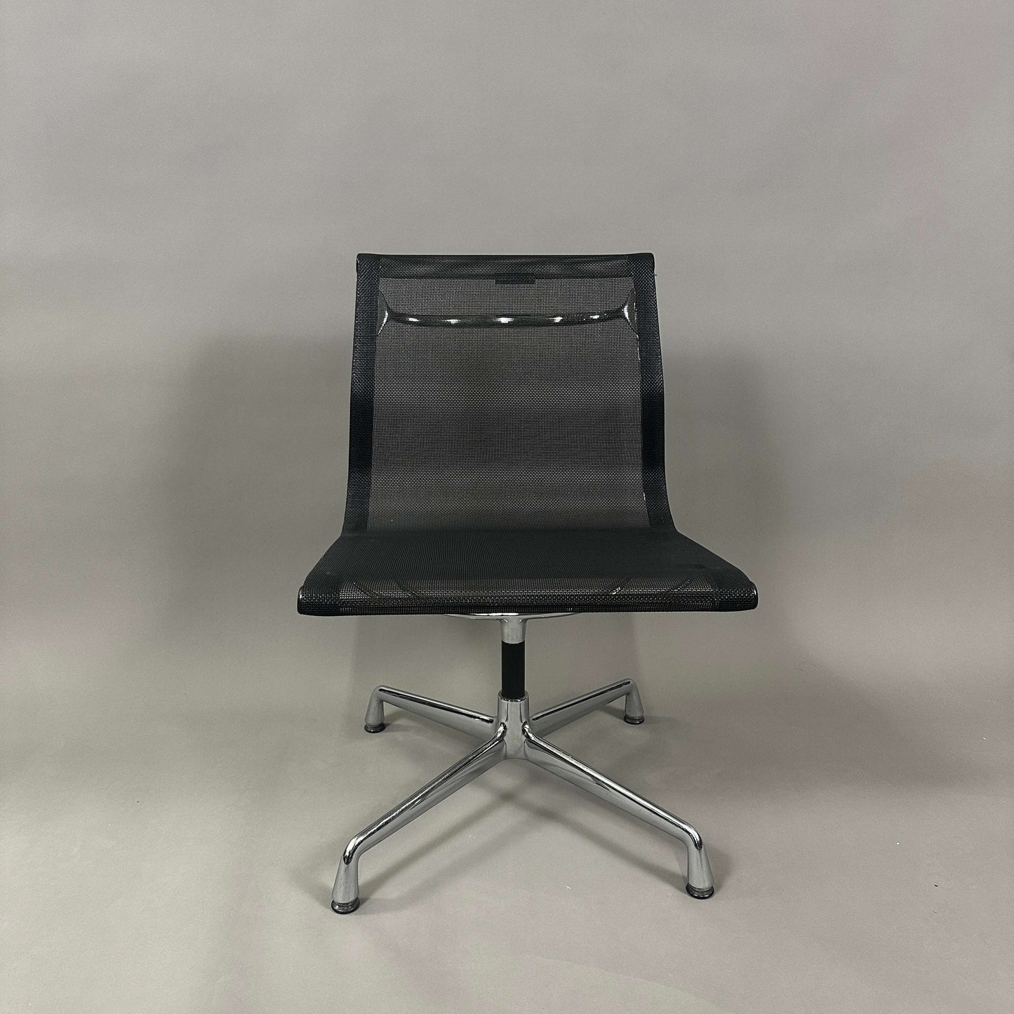 Vitra EA 106 Bürostuhl mit schwarzem Netzbezug und drehbarem Aluminiumgestell