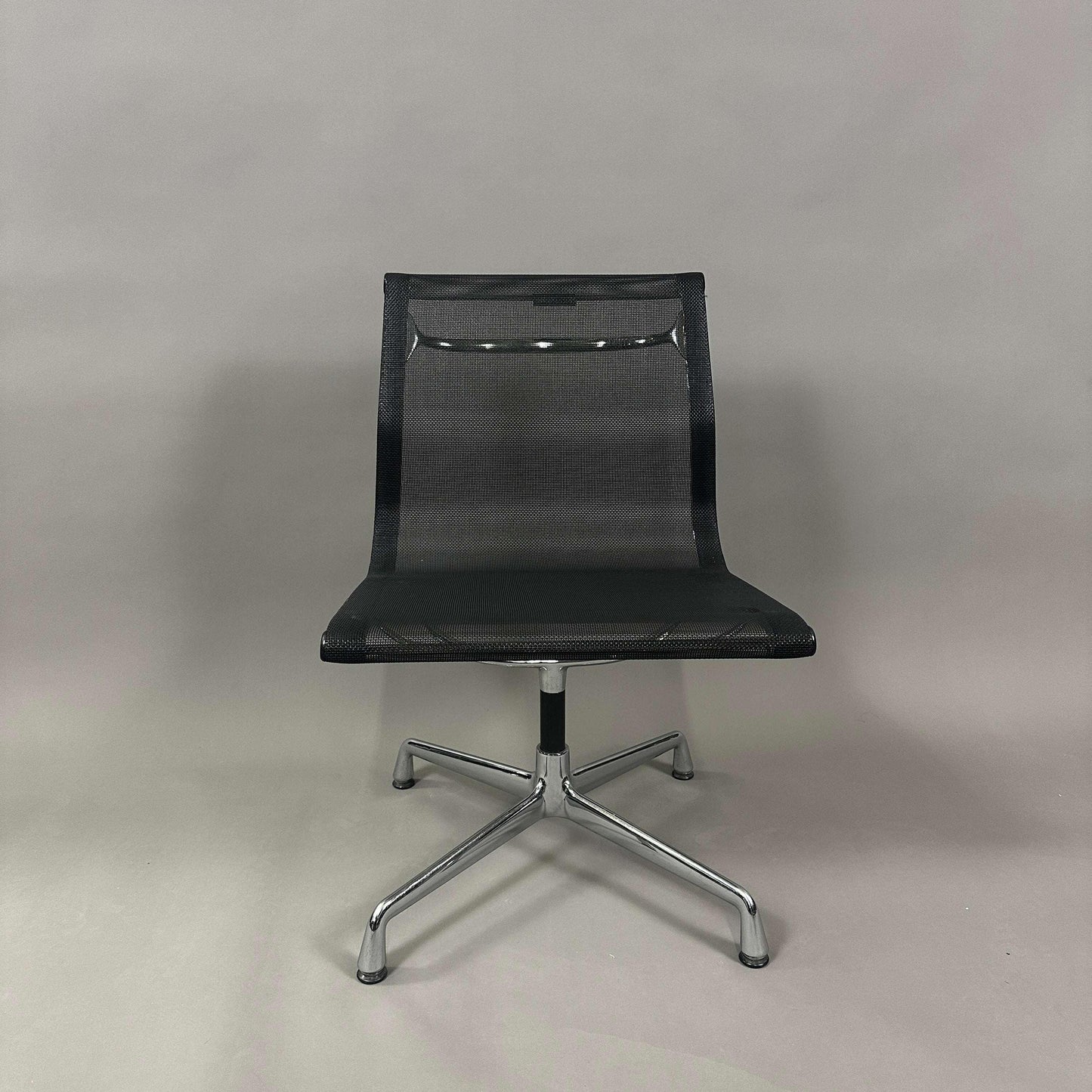 Vitra EA 106 Bürostuhl mit schwarzem Netzbezug und drehbarem Aluminiumgestell