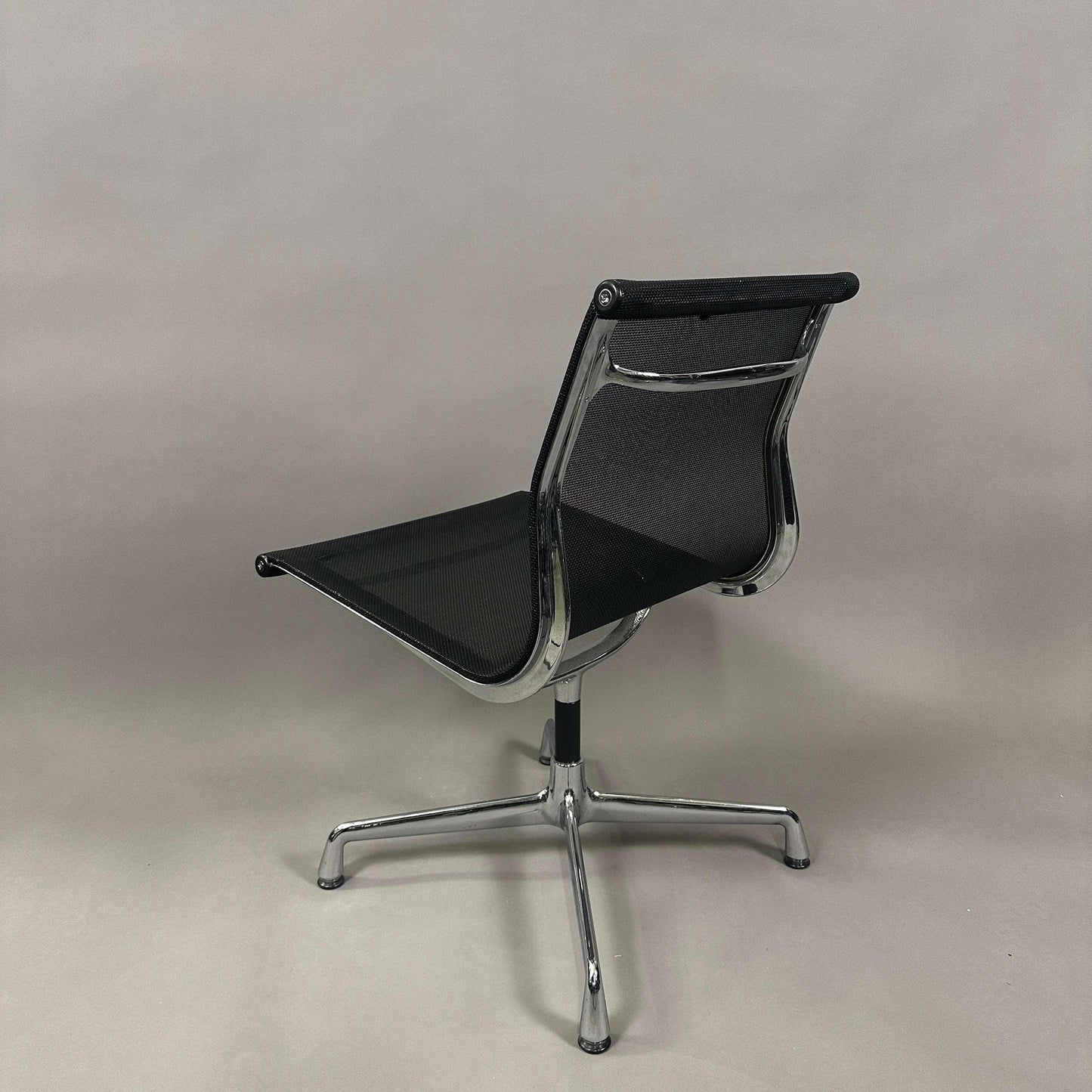Vitra EA 106 drehbarer Bürostuhl mit schwarzem Netzbezug und Aluminiumrahmen