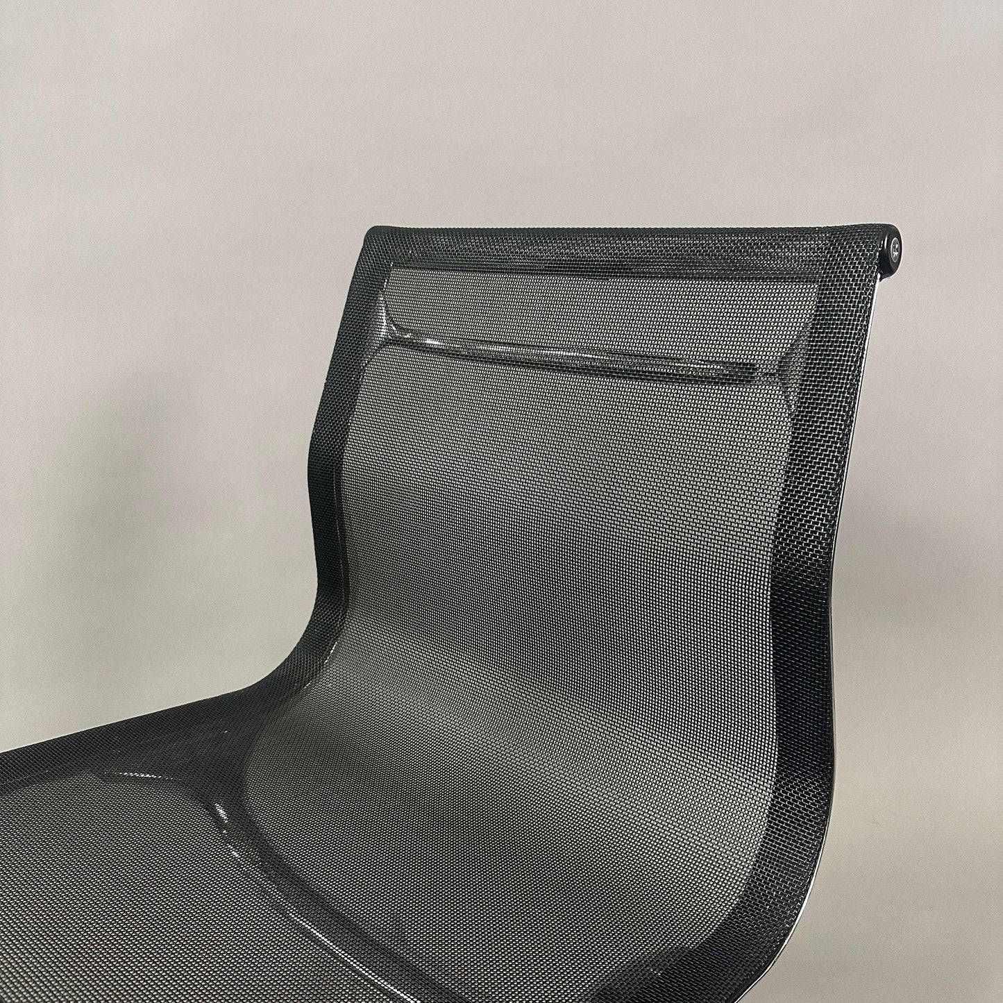 Vitra EA 106 Bürostuhl mit schwarzem Netzbezug und drehbarer Sitzfläche