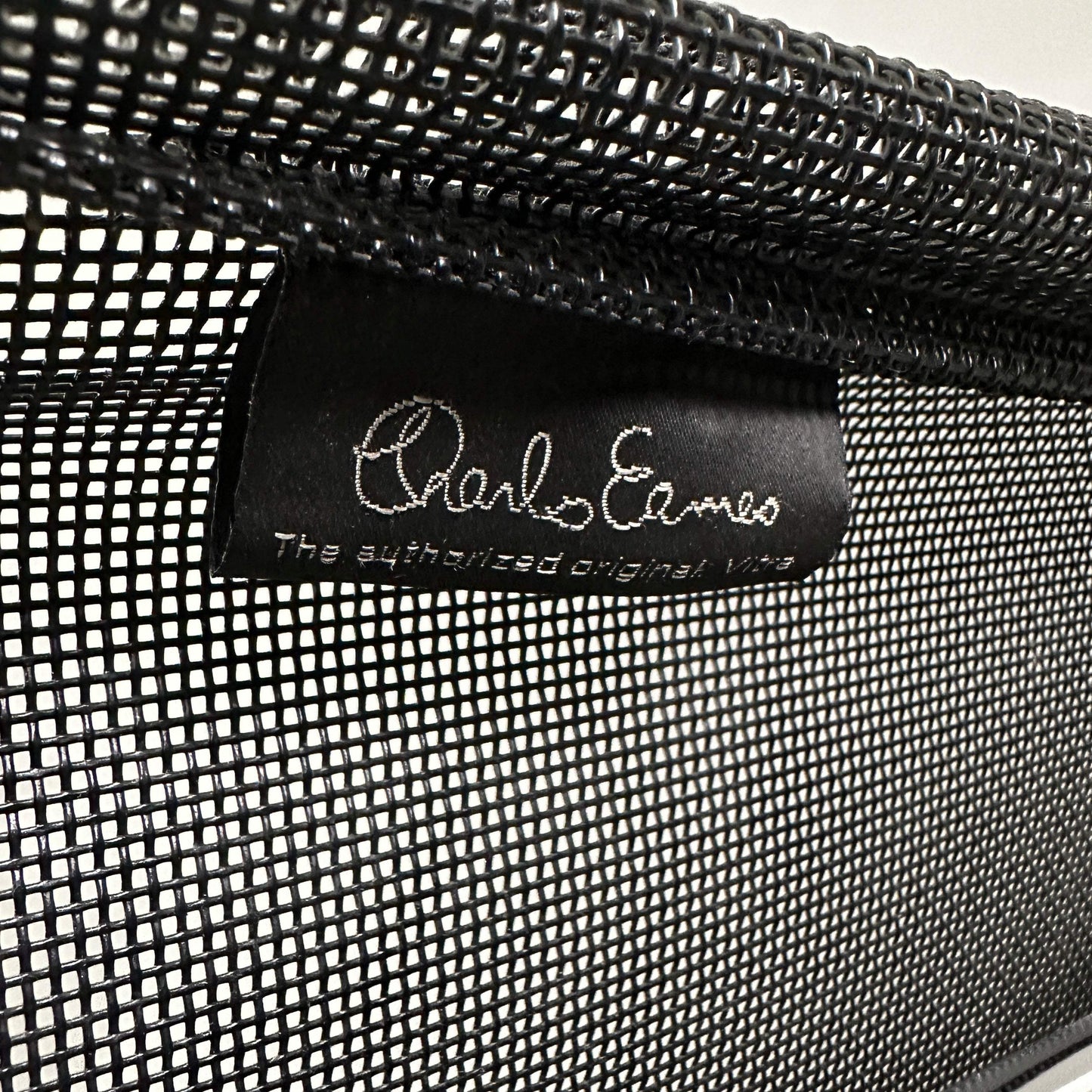 Vitra EA 106 Charles Eames Alu Chair schwarz netz Bezug drehbar Sitz label Nahaufnahme