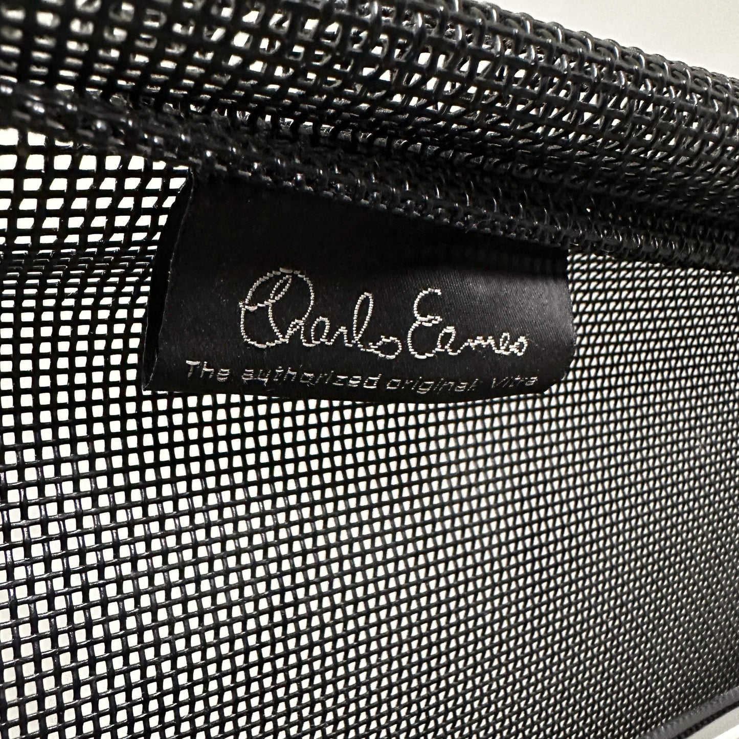 Vitra EA 106 Charles Eames Alu Chair schwarz netz Bezug drehbar Sitz label Nahaufnahme