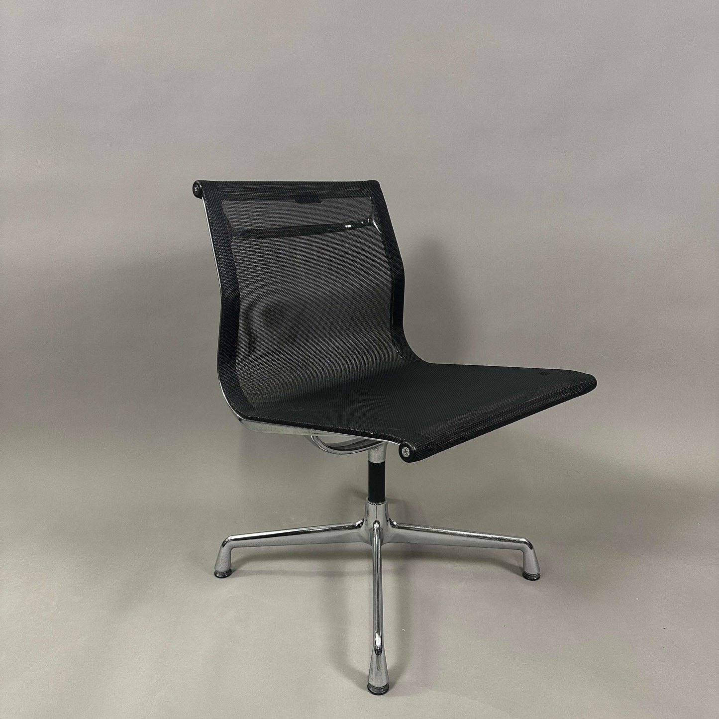 Vitra EA 106 drehbarer Bürostuhl mit schwarzem Netzbezug und Aluminiumgestell