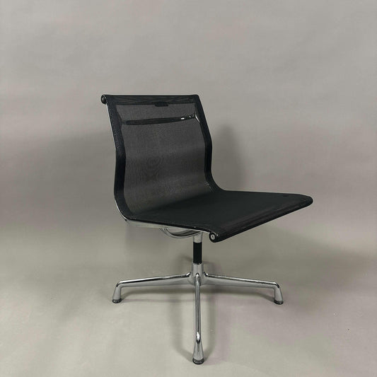 Vitra EA 106 drehbarer Bürostuhl mit schwarzem Netzbezug und Aluminiumgestell