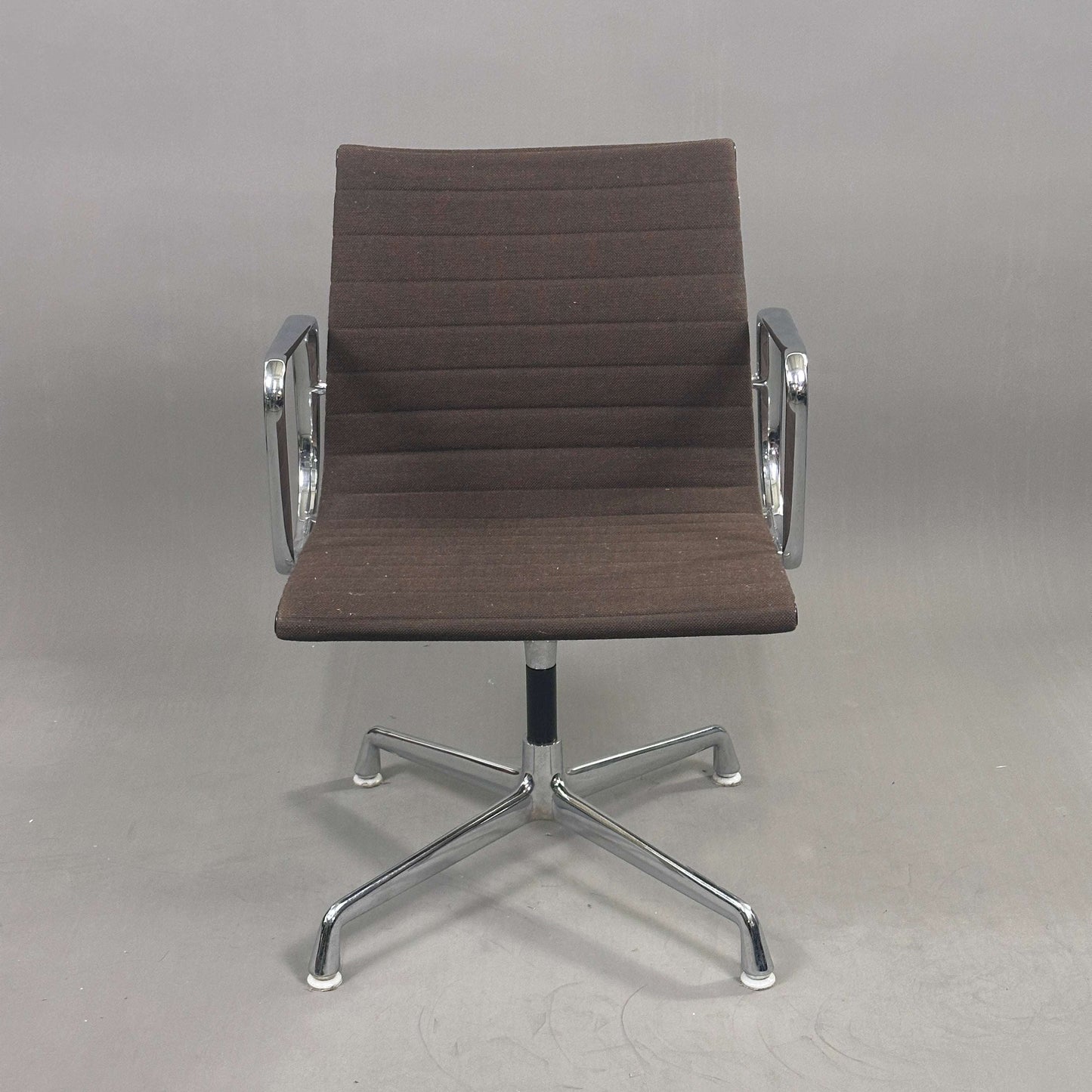 Vitra EA 107 Hopsak Stuhl mit dunkel mokkabraunem Bezug und verchromtem Aluminiumgestell, nicht drehbar