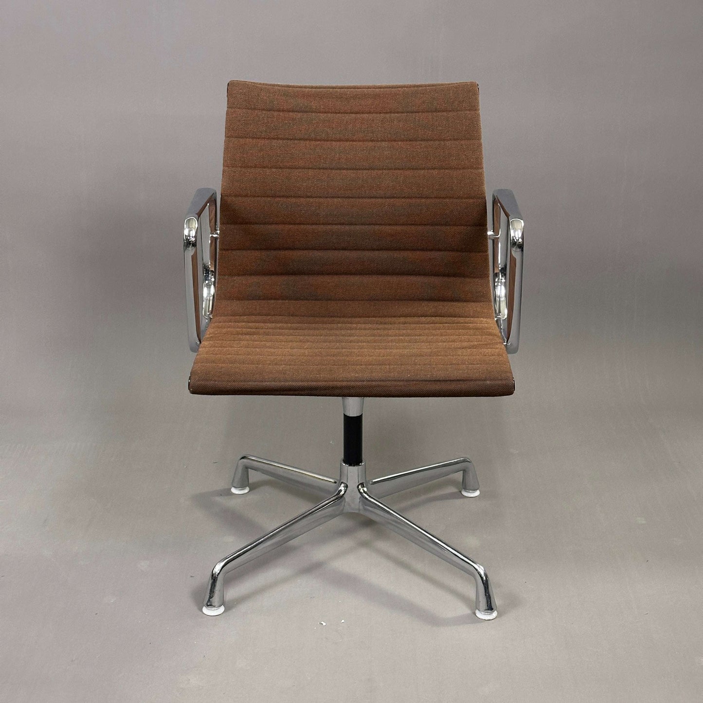 Vitra EA 107 Bürostuhl mit mokkabraunem Hopsak-Bezug und verchromtem Aluminiumgestell nicht drehbar