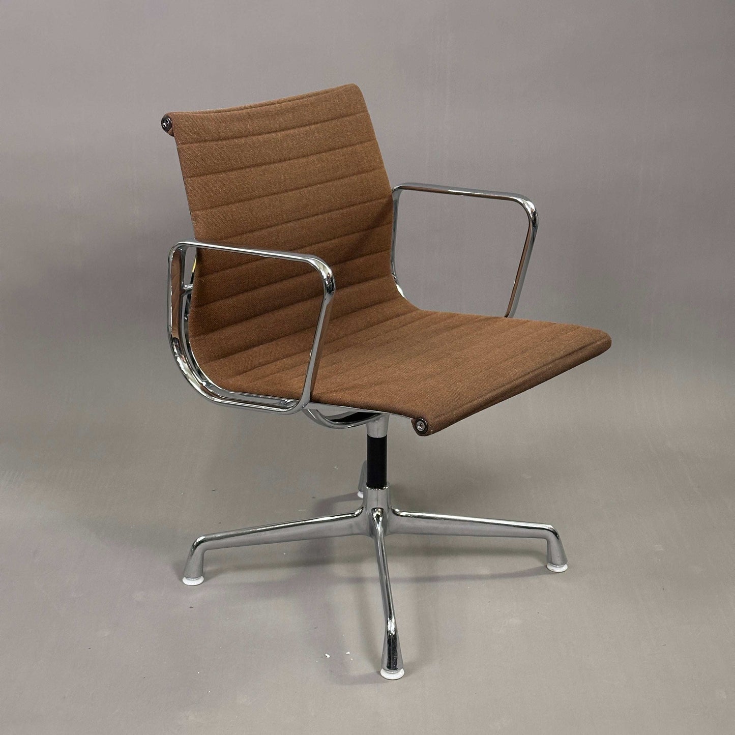 Vitra EA 107 Eames Alu Chair mit mokkabraunem Hopsak-Bezug und verchromtem Aluminiumgestell, nicht drehbar