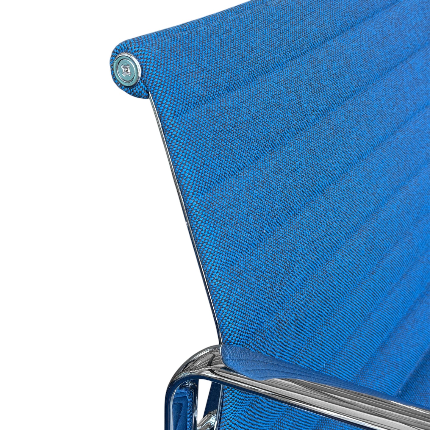 Vitra Eames Alu Chair EA 108 mit blauem Hopsak Stoffbezug und Chromgestell.