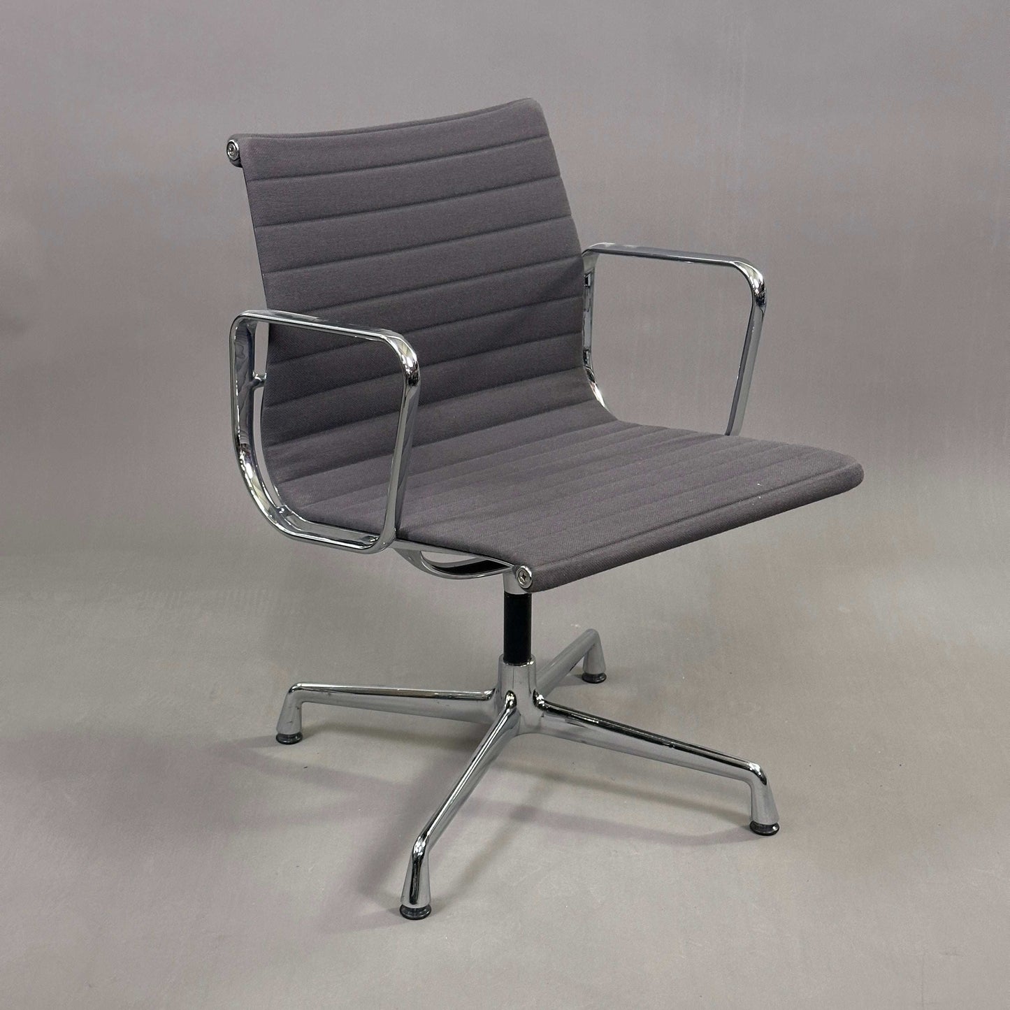 Vitra EA 108 Hopsak drehbarer Bürostuhl grau mit Metallarmlehnen und verchromtem Gestell