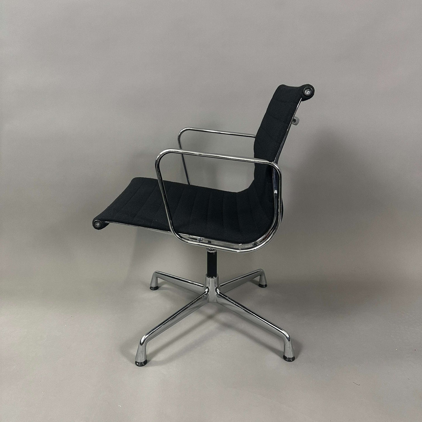 Vitra EA 108 black Hopsak swivel chair with chrome frame