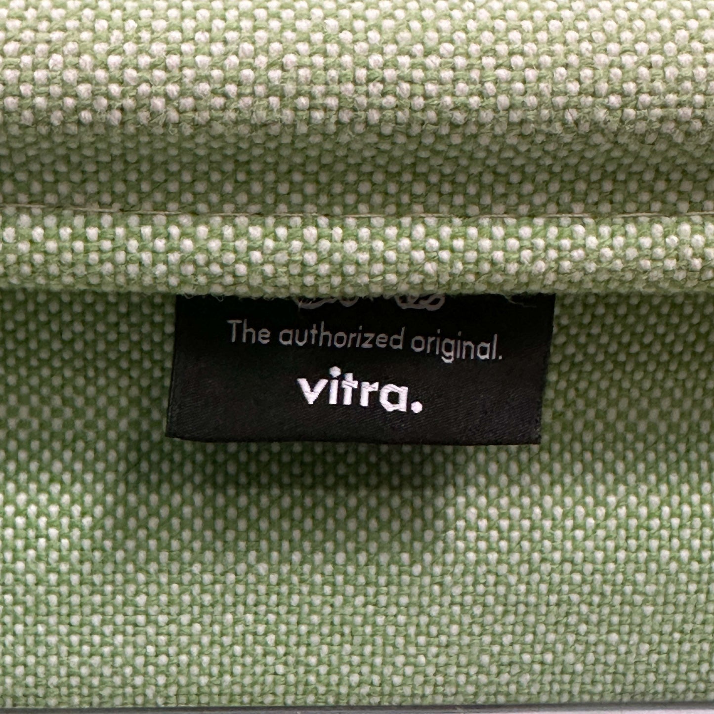 Vitra EA 108 Hopsak Stoffetikett in wiesengrün-elfenbein, drehbarer Bürostuhlbezug