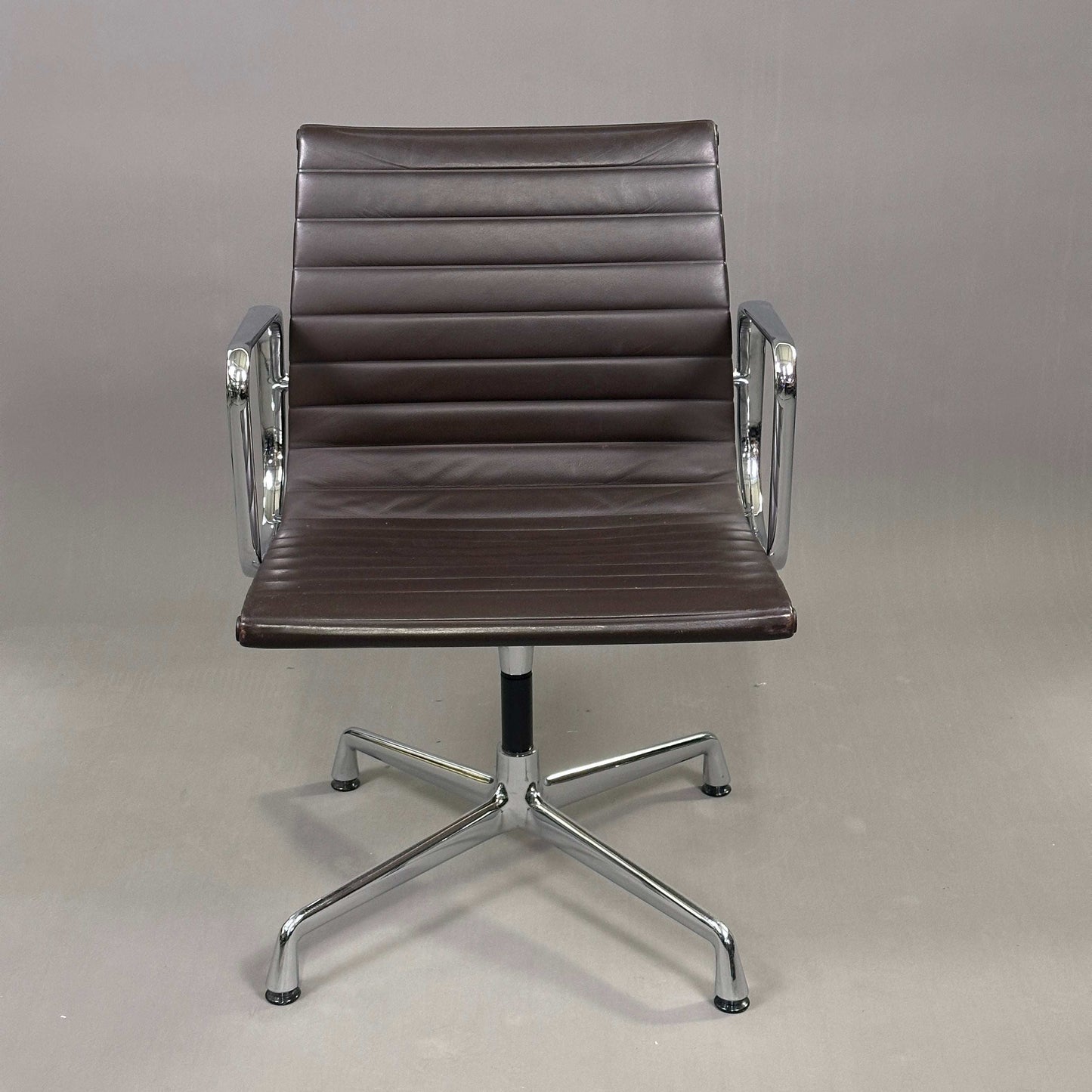 Vitra EA 108 drehbarer Bürostuhl aus braunem Leder mit verchromtem Aluminiumgestell