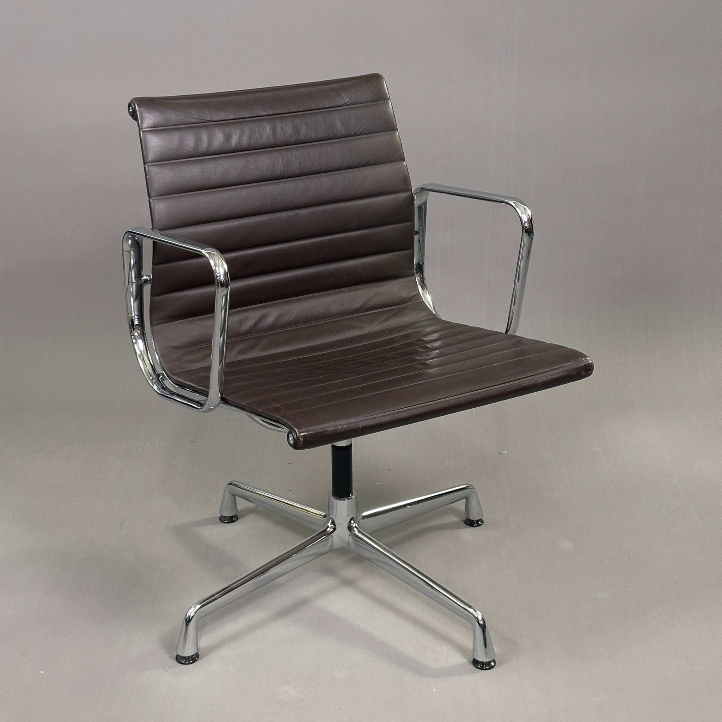 Vitra EA 108 drehbarer Bürostuhl aus braunem Leder mit verchromtem Aluminiumgestell