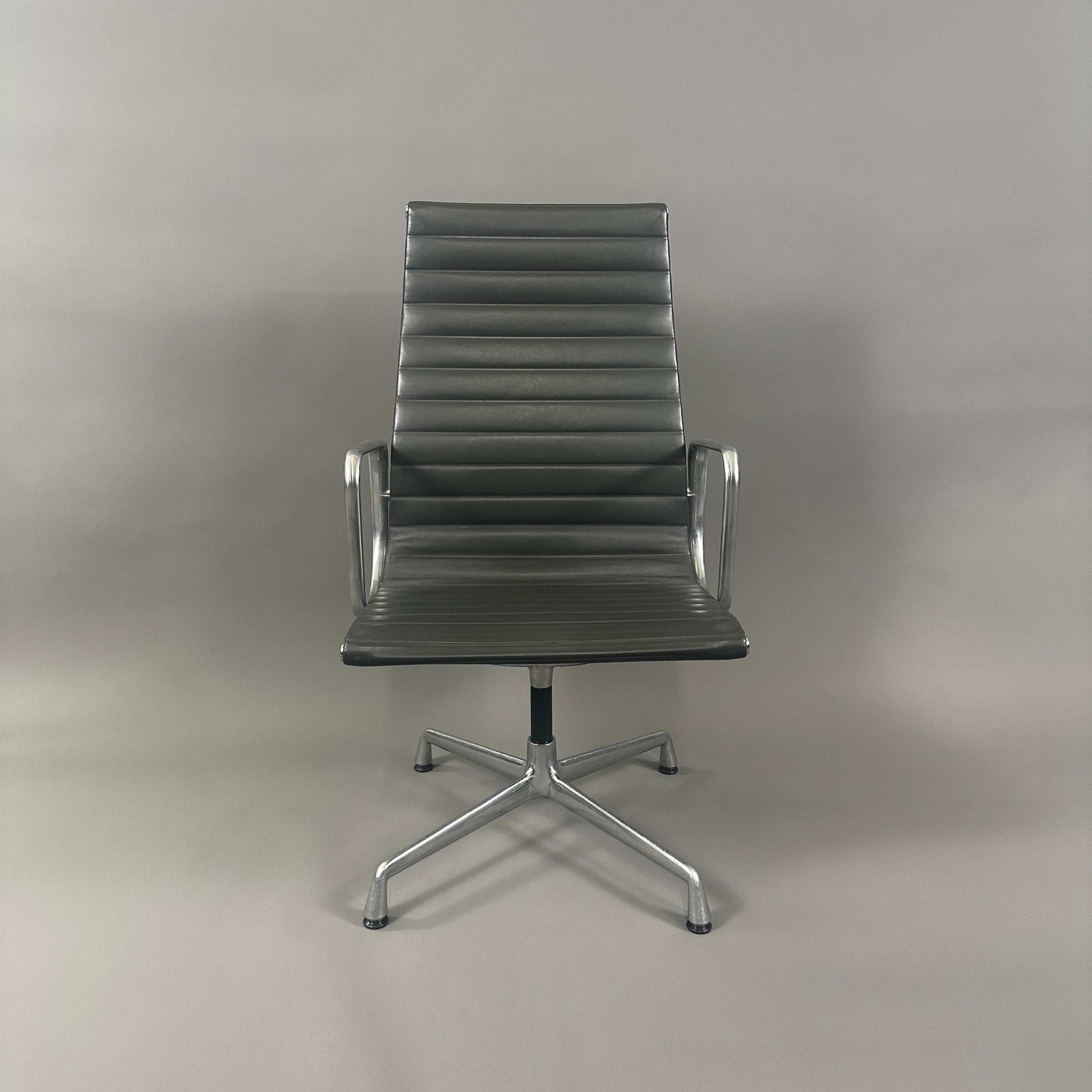 Vitra EA 112 Eames Alu Chair mit grauem Lederbezug und poliertem Aluminiumgestell