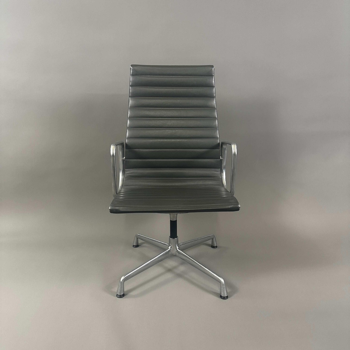 Vitra EA 112 Eames Alu Chair mit grauem Lederbezug und poliertem Aluminiumgestell