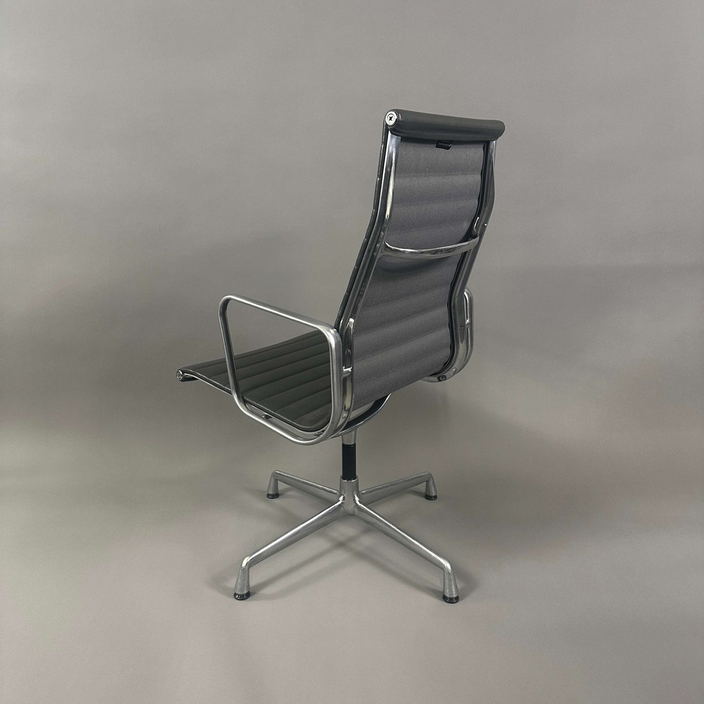 Vitra EA 112 Bürostuhl mit grauem Lederbezug und poliertem Aluminiumgestell von hinten