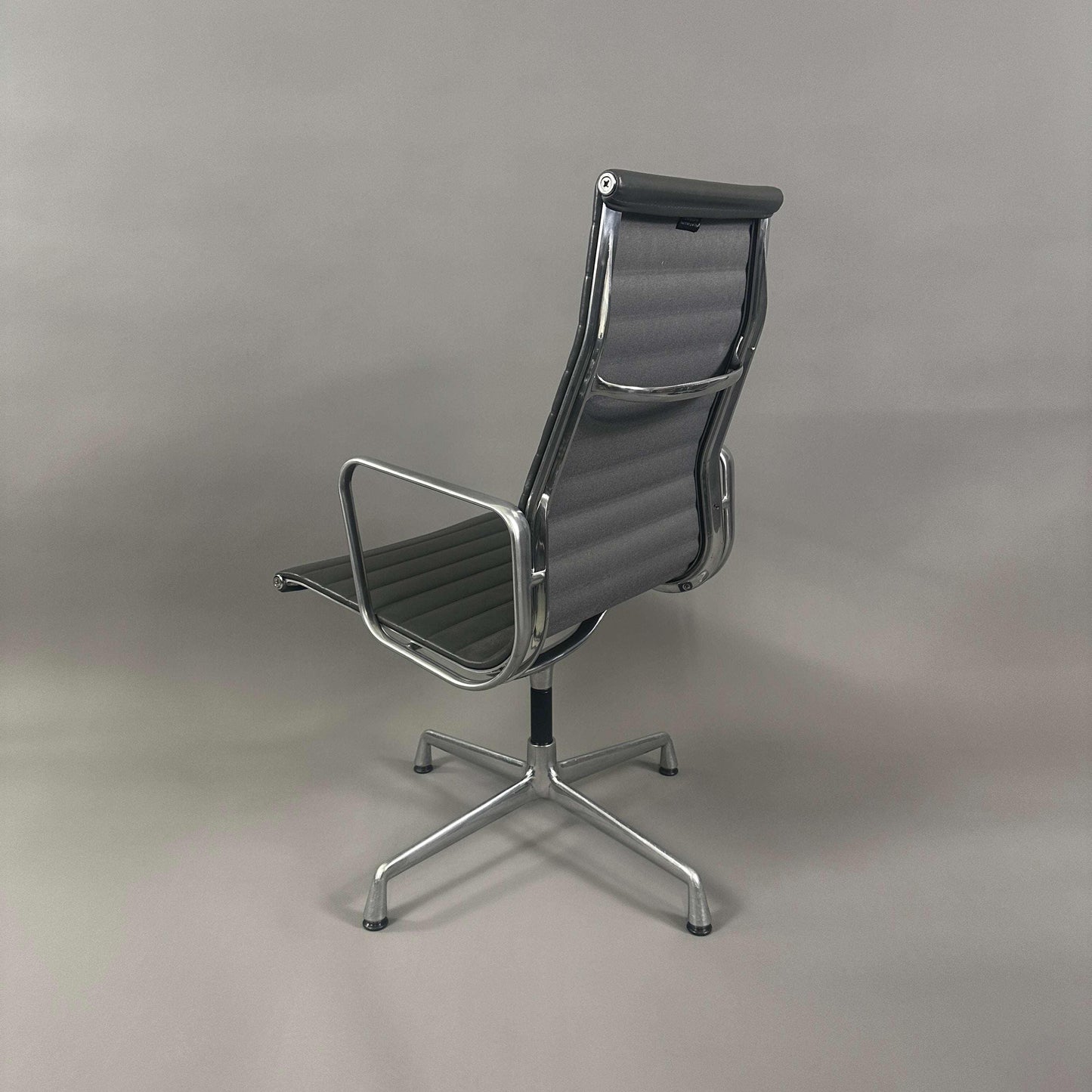 Vitra EA 112 Bürostuhl mit grauem Lederbezug und poliertem Aluminiumgestell von hinten
