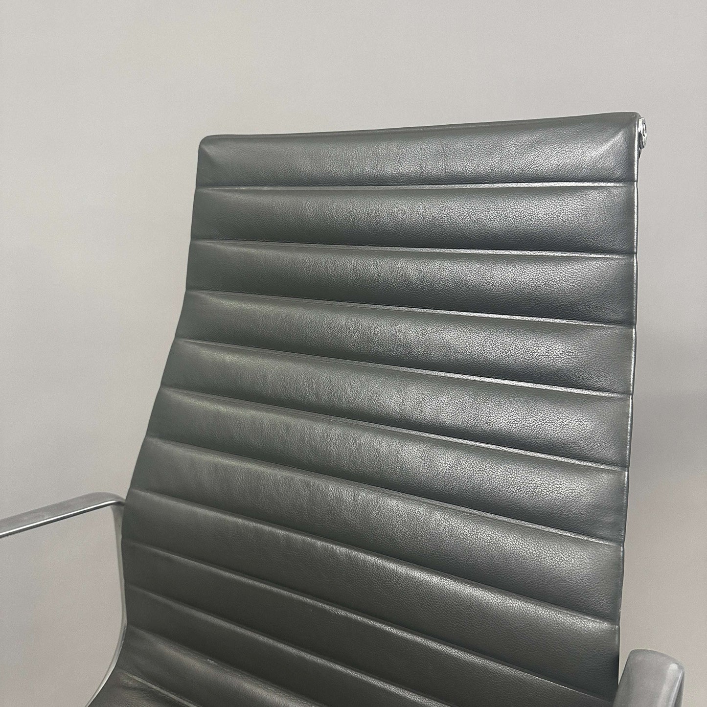 Vitra EA 112 Stuhl mit grauem Lederbezug und poliertem Aluminiumgestell