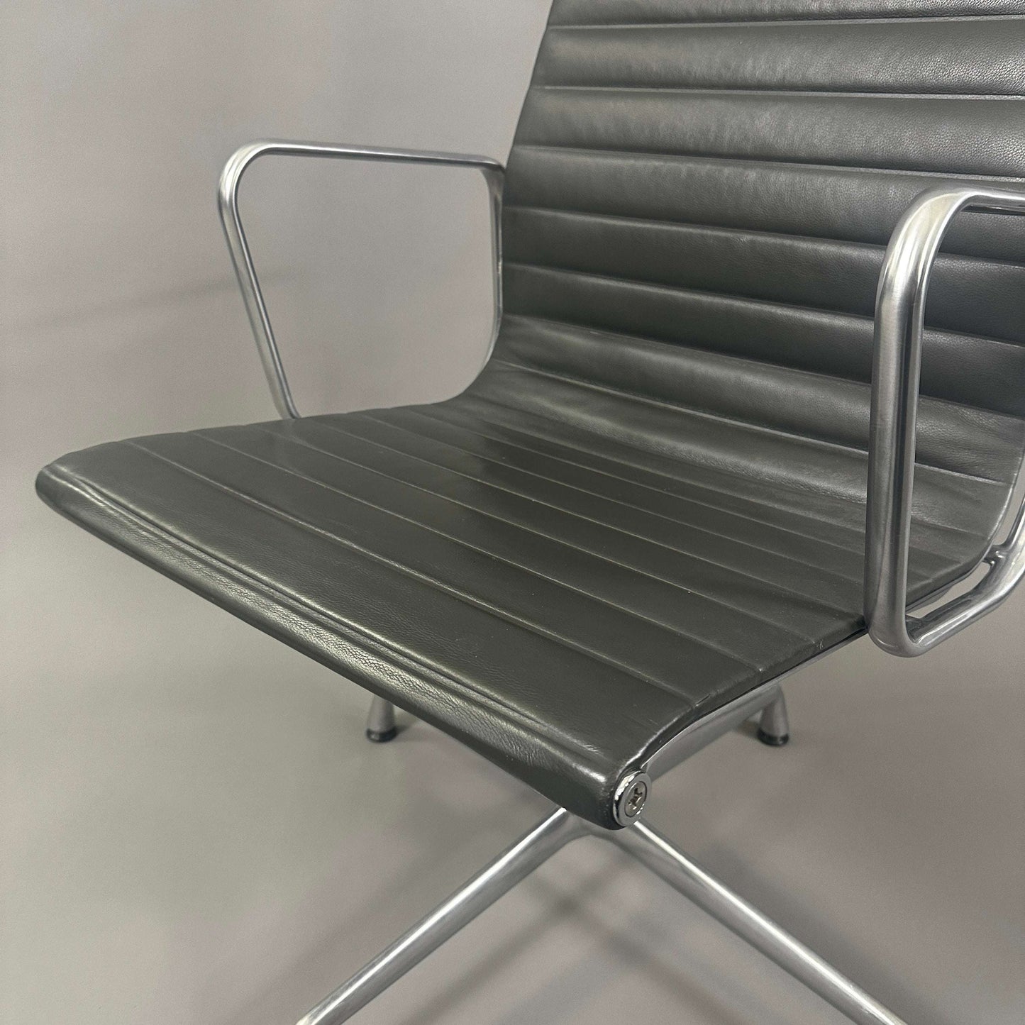 Vitra EA 112 Eames Alu Chair graues Leder mit poliertem Aluminiumgestell