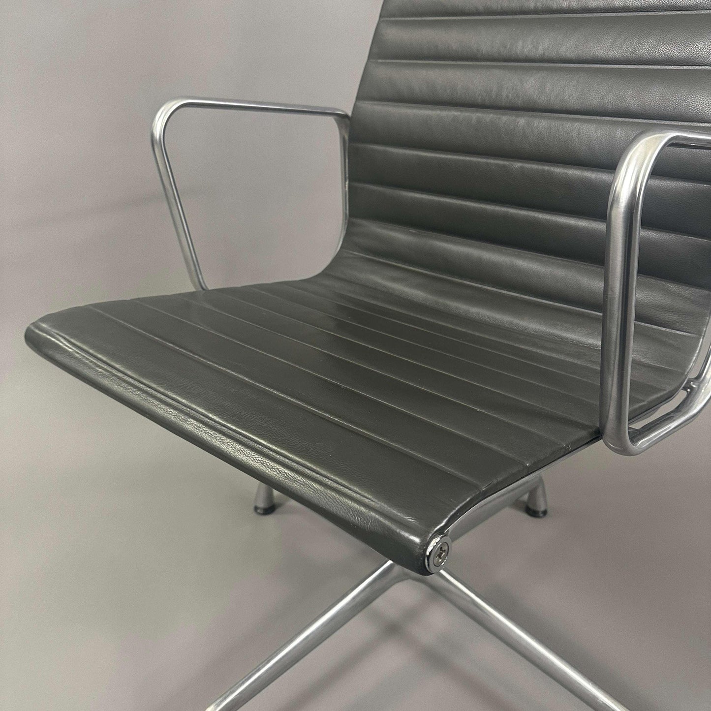 Vitra EA 112 Eames Alu Chair graues Leder mit poliertem Aluminiumgestell