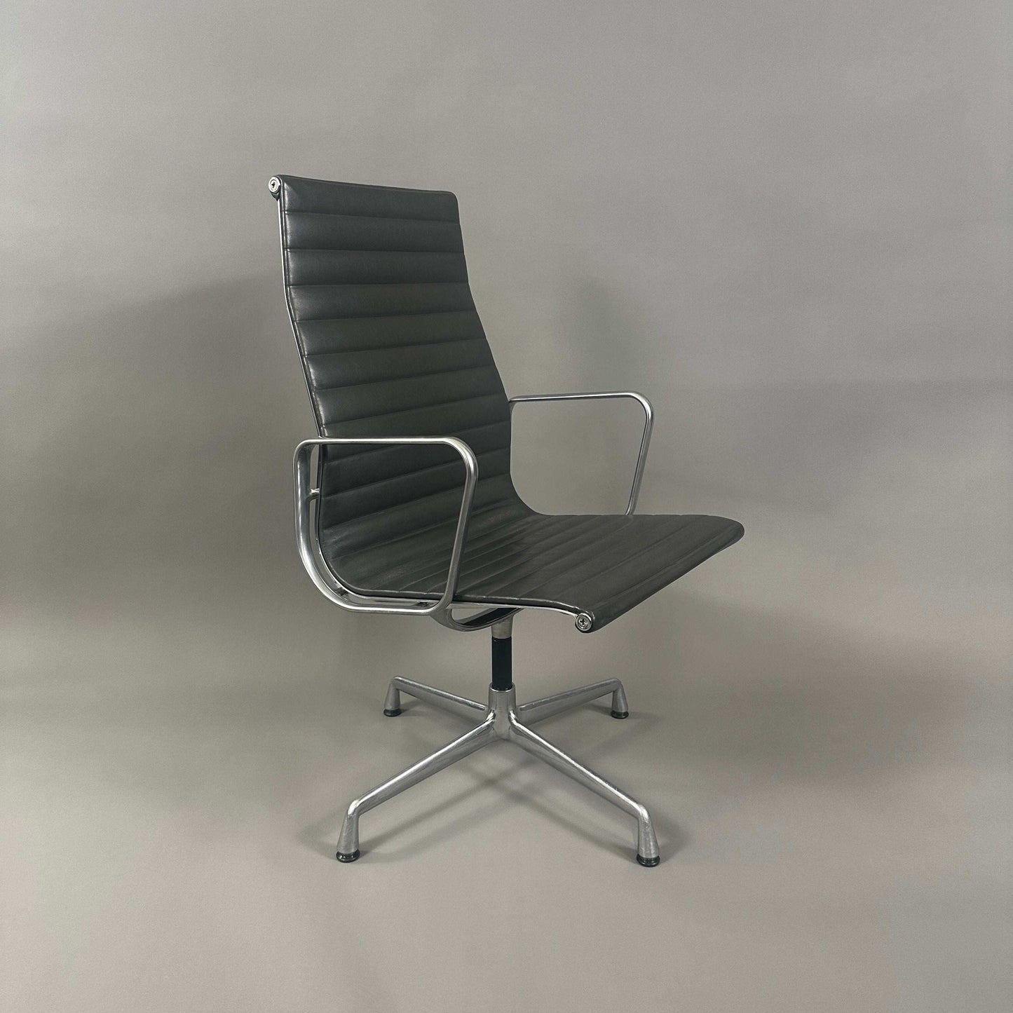 Vitra EA 112 Bürostuhl aus grauem Leder mit poliertem Aluminiumgestell