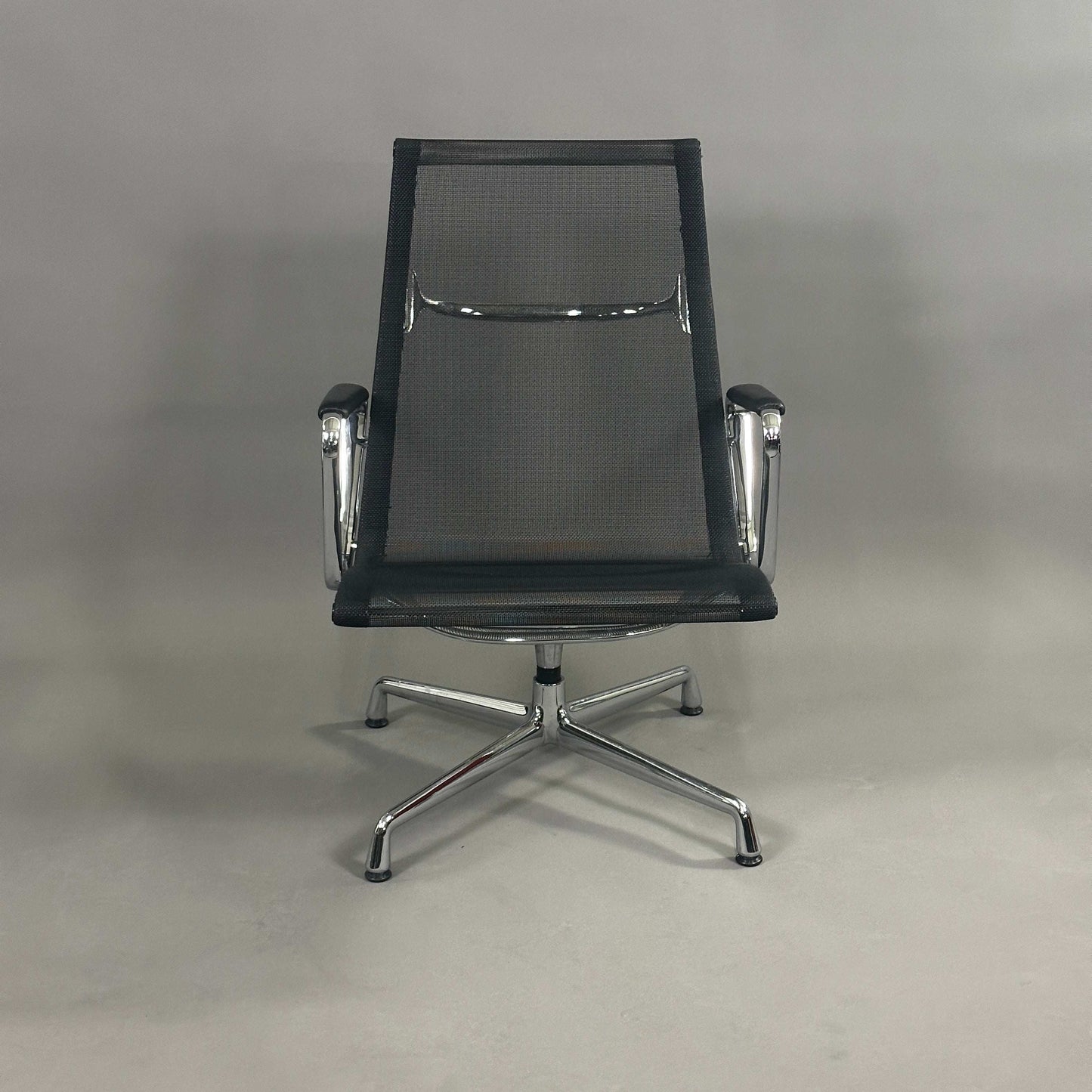 Vitra EA 116 Netz schwarzer Drehstuhl mit Lederarmlehnen und Chromgestell