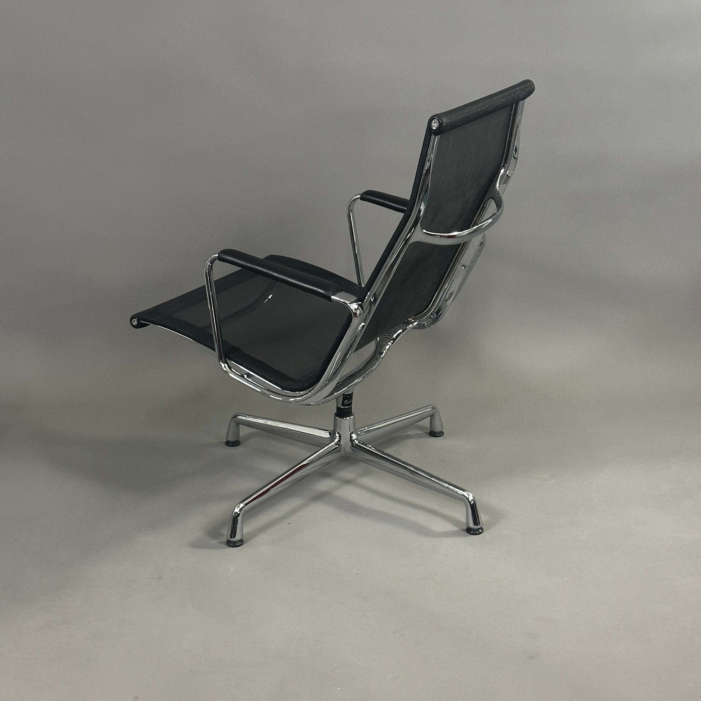 Vitra EA 116 Netz drehbarer Bürostuhl mit schwarzem Netz und Lederarmlehnen, Chromgestell