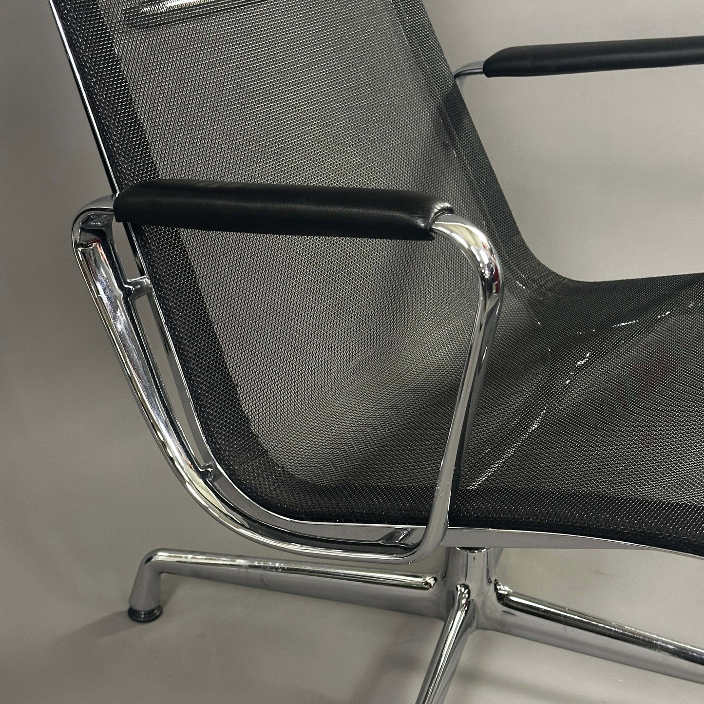 Vitra EA 116 Netz Bürostuhl schwarz mit Lederarmlehnen und Chromgestell