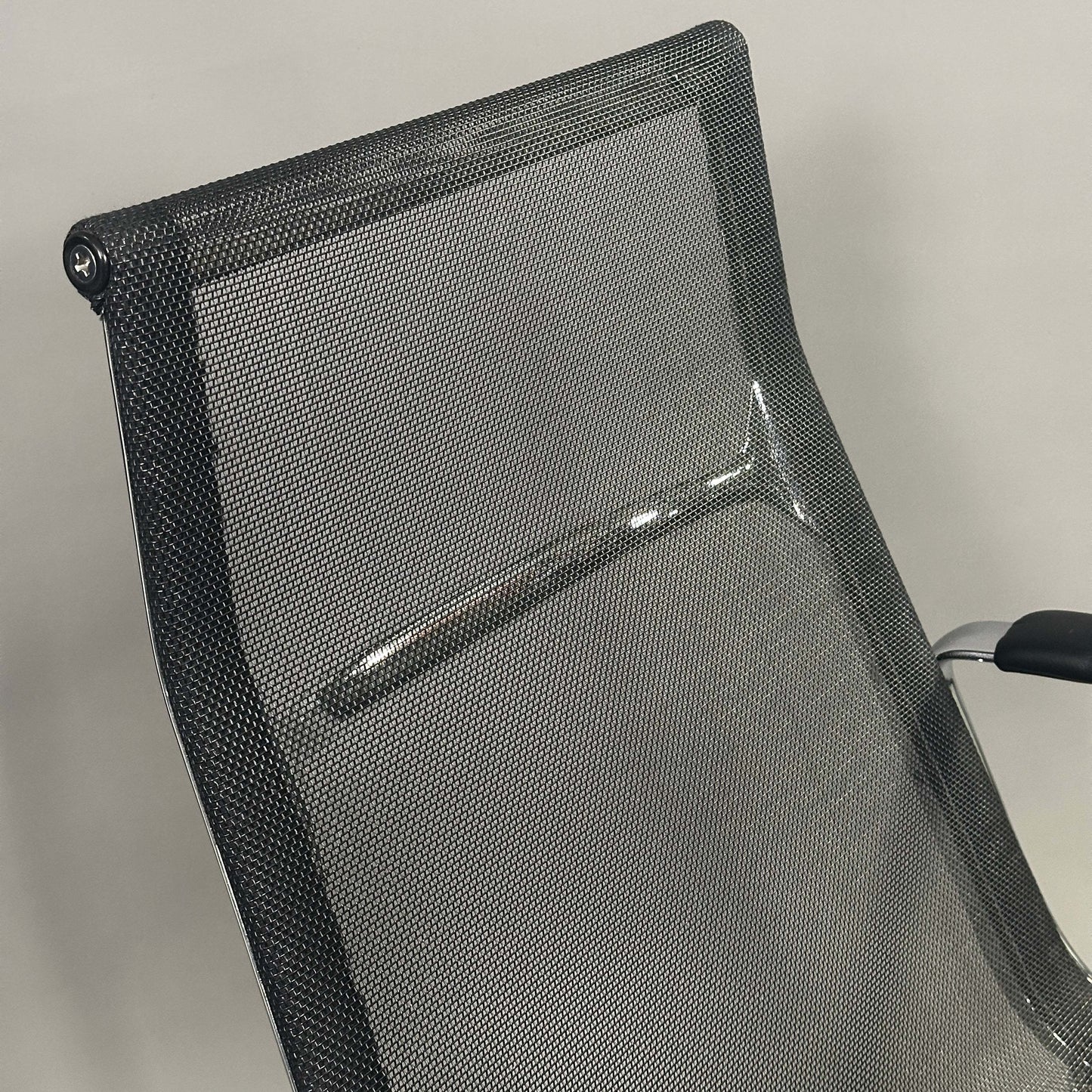 Vitra EA 116 Netz Bürostuhl schwarz mit Lederarmlehnen und Chromgestell, drehbar