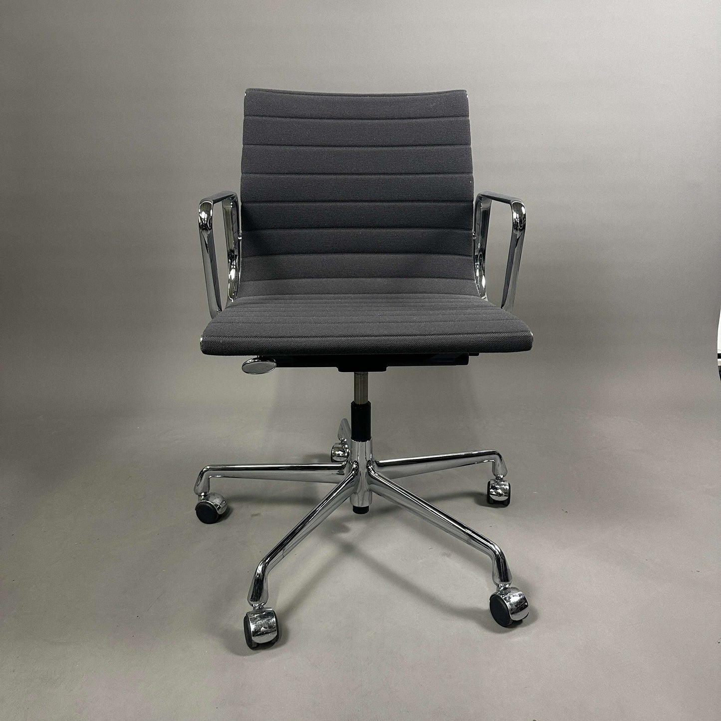 Vitra EA 117 Bürostuhl mit grauem Hopsak-Bezug und verchromtem Gestell, höhenverstellbar und mit arretierbarer Rückneigemechanik