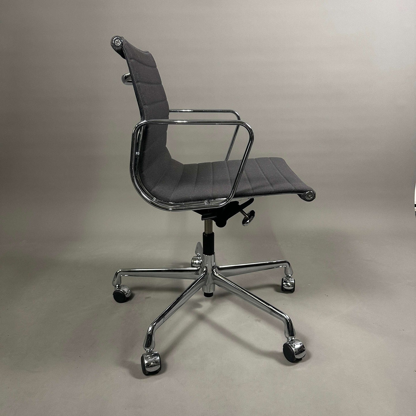 Vitra EA 117 Bürostuhl mit grauem Hopsak-Bezug und verchromtem Gestell, höhenverstellbar und mit arretierbarer Rückneigemechanik