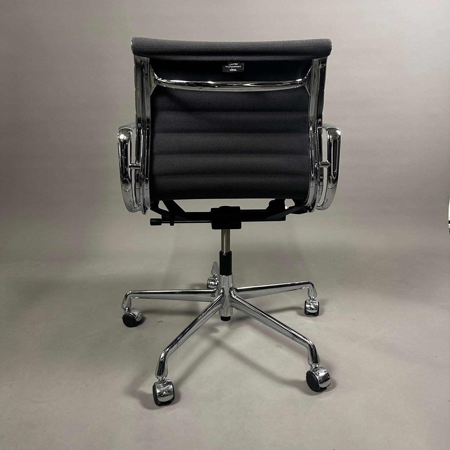 Vitra EA 117 Bürostuhl mit grauem Hopsak-Bezug und verchromtem Gestell, verstellbare Sitzhöhe und Rückneigemechanik