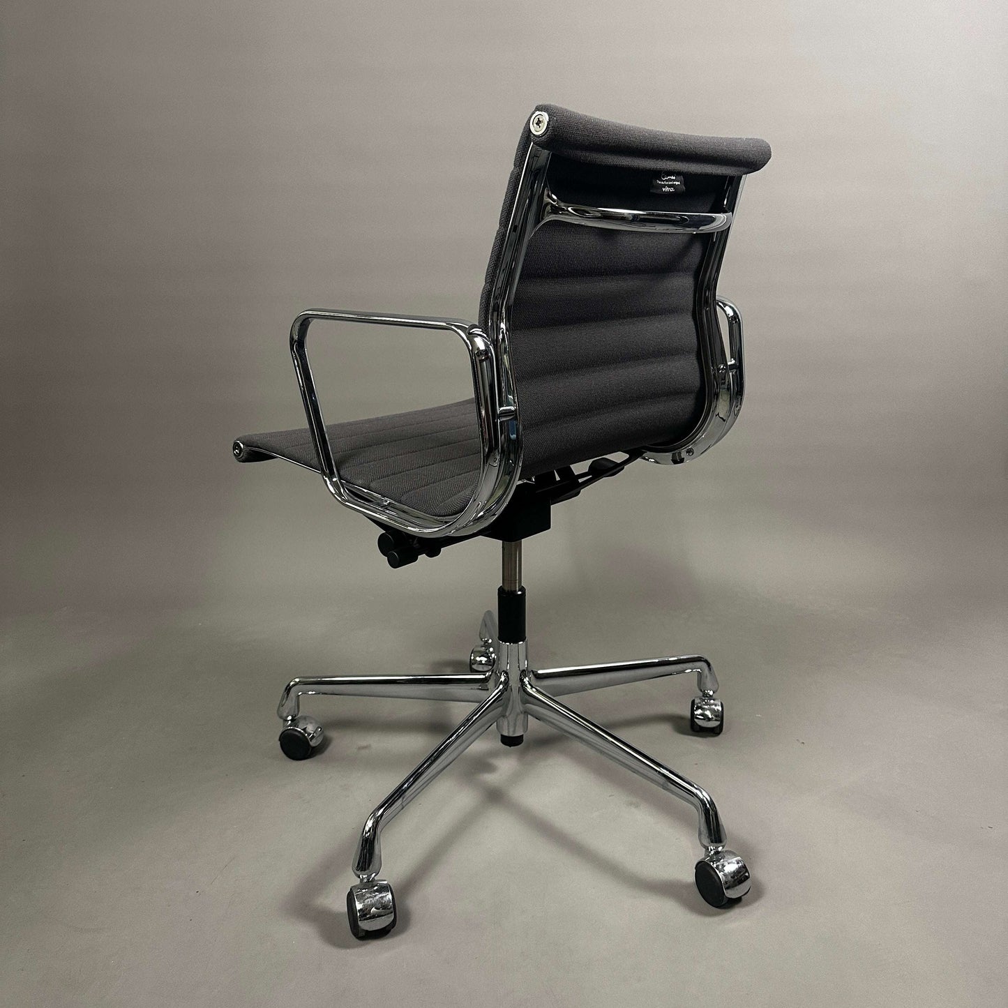 Vitra EA 117 Bürostuhl mit grauem Hopsak-Bezug und verchromtem Gestell, höhenverstellbar und mit arretierbarer Rückneigemechanik