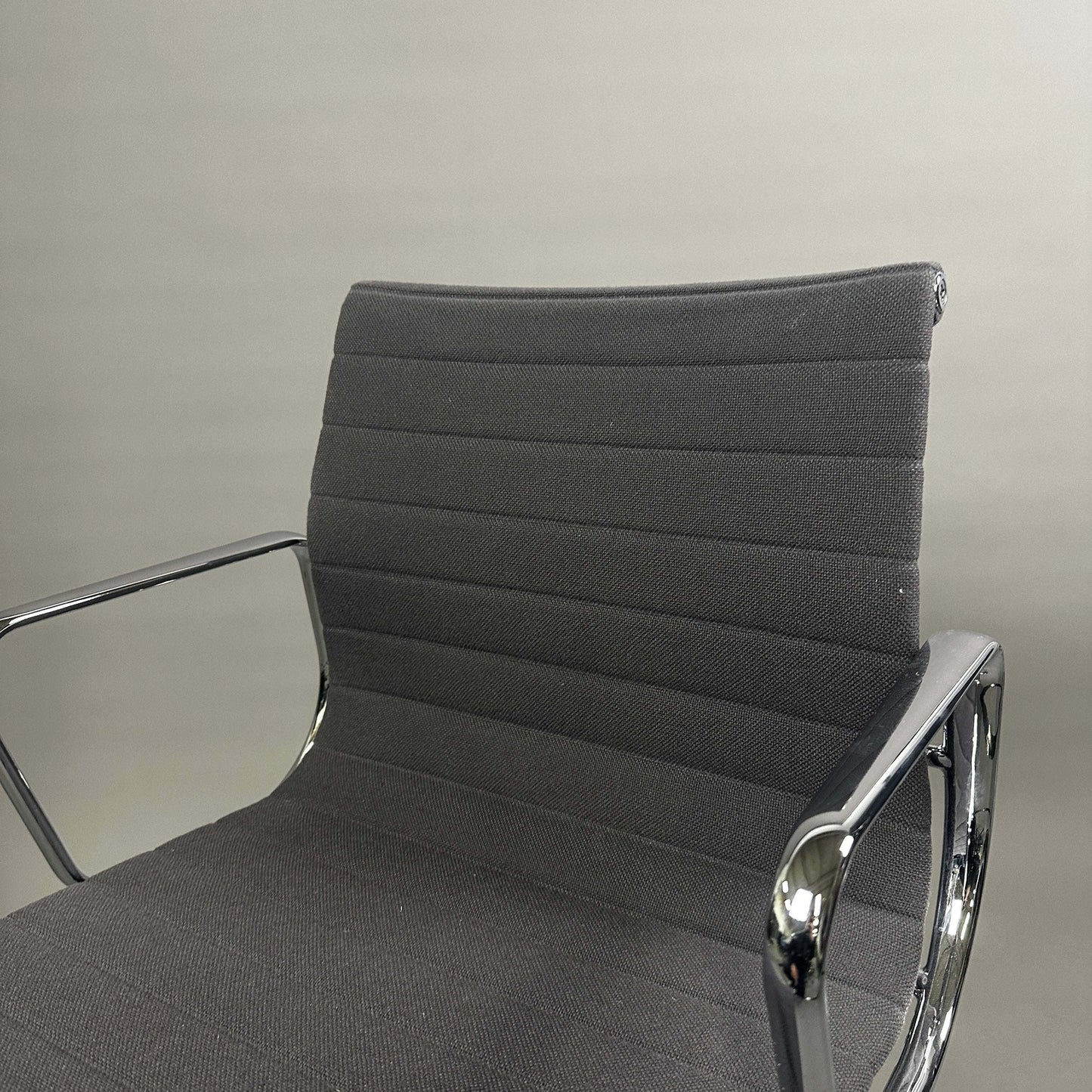 Vitra EA 117 Bürostuhl mit grauem Hopsak-Bezug und verchromtem Gestell, verstellbare Rückenlehne und Sitzhöhe