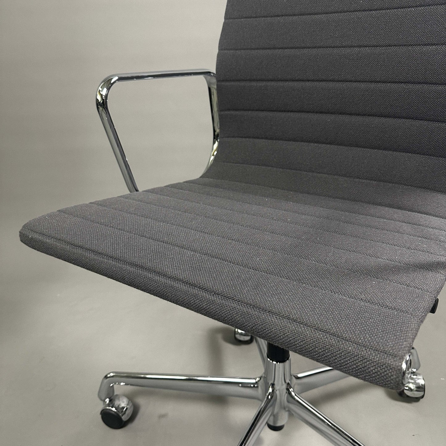Moderner Vitra EA 117 Bürostuhl mit grauem Hopsak-Bezug und verchromtem Gestell