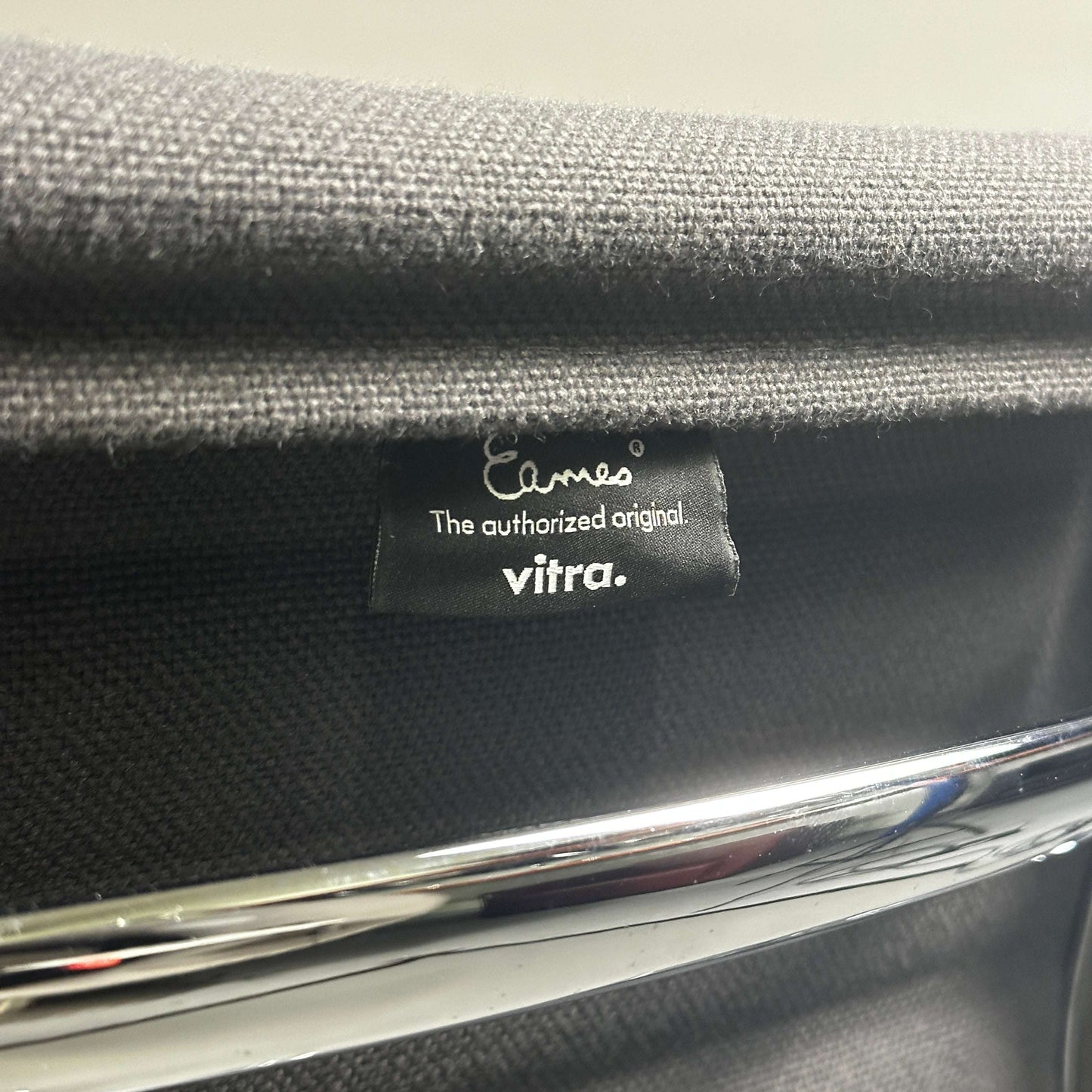 Vitra EA 117 Bürostuhl mit grauem Hopsak-Bezug und chromfarbenem Gestell, verstellbare Rückenlehne und Sitzhöhe