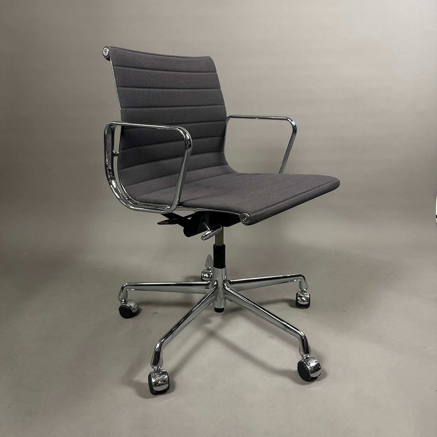 Vitra EA 117 Bürostuhl mit grauem Hopsak-Bezug und verchromtem Gestell