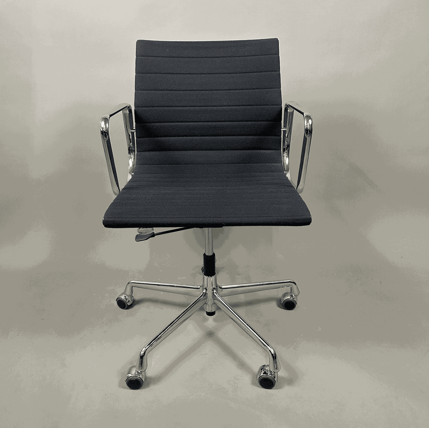 Vitra EA 117 Bürostuhl mit schwarzem Hopsak-Bezug und verchromtem Gestell, verstellbare Sitzhöhe und Rückneigung