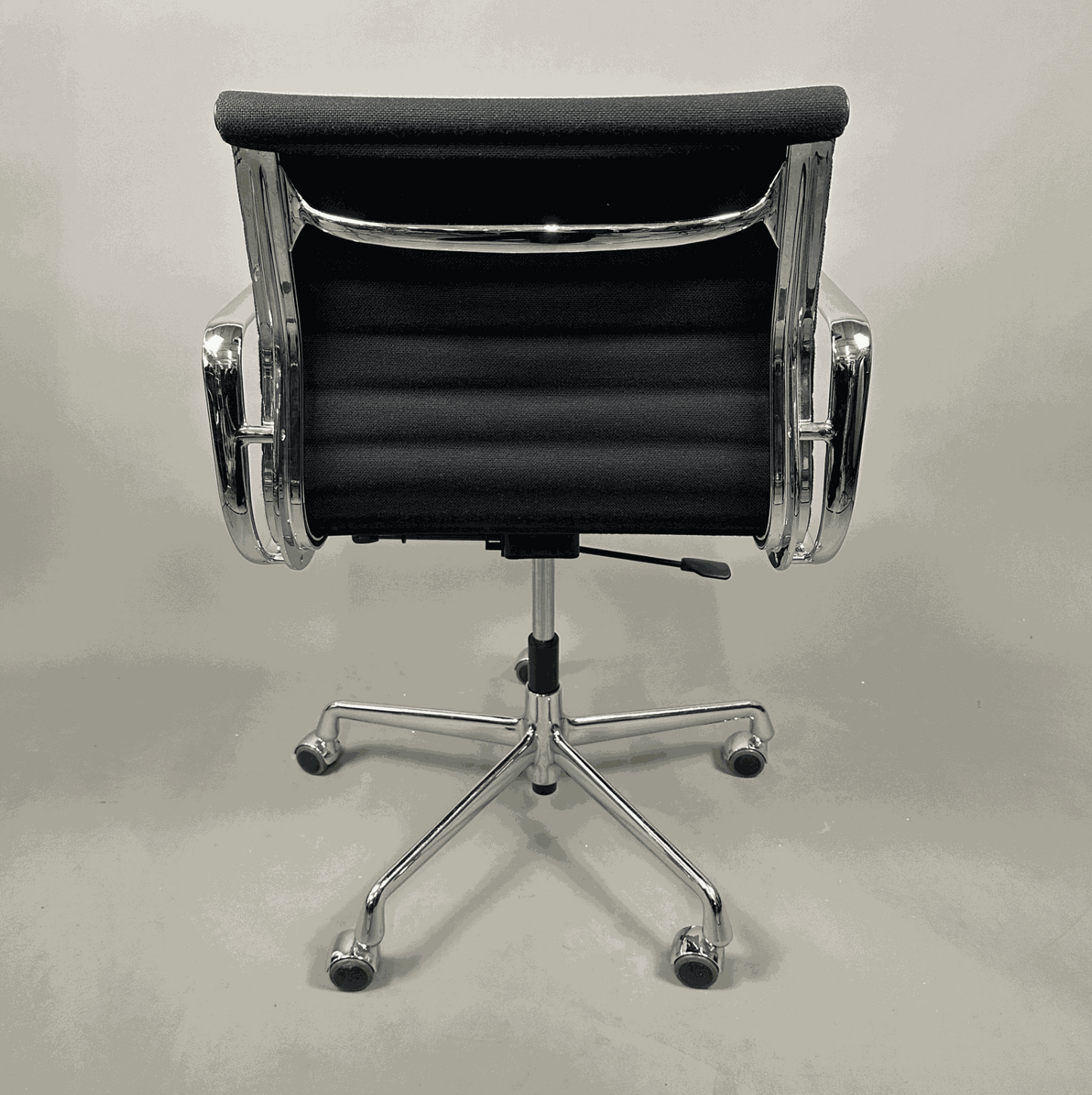 Vitra EA 117 Bürostuhl mit schwarz Hopsak Bezug und verchromtem Gestell, höhenverstellbar und mit Rückenlehnenverstellung