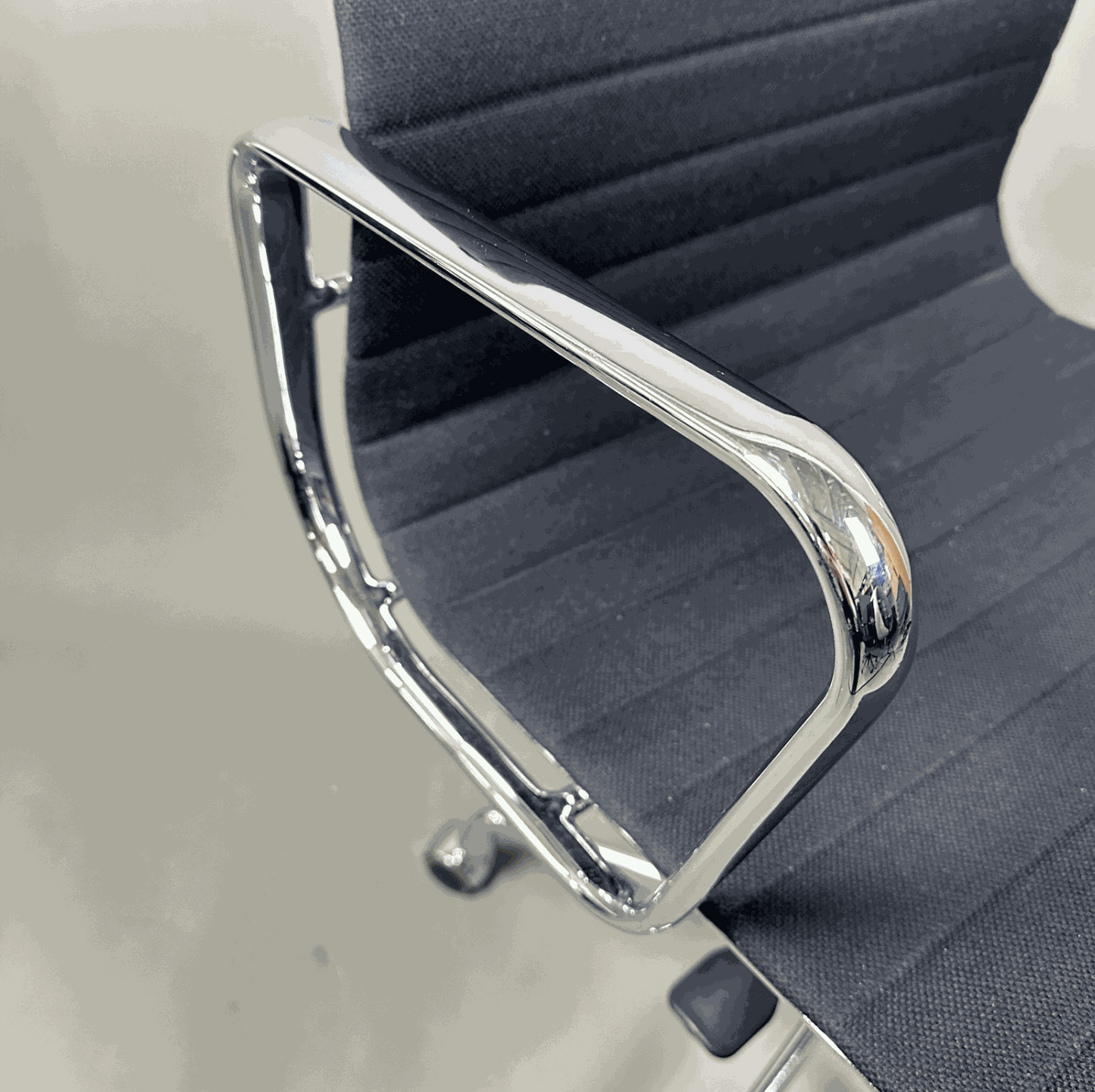 Vitra EA 117 Bürostuhl mit schwarzem Hopsak-Bezug und verchromtem Aluminiumgestell, verstellbare Rückenlehne und Sitzhöhe.