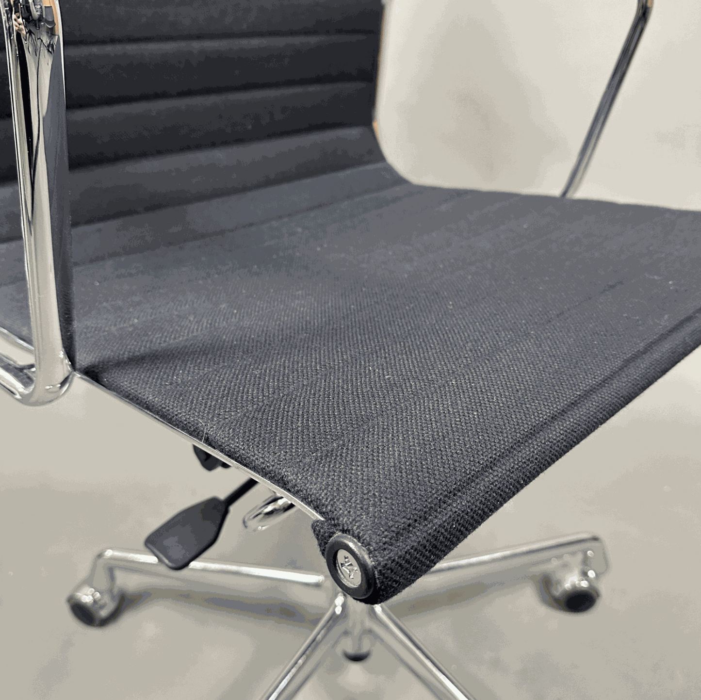 Vitra EA 117 Bürostuhl mit schwarzem Hopsak-Bezug und verchromtem Gestell, höhenverstellbar und mit Rückneigemechanik