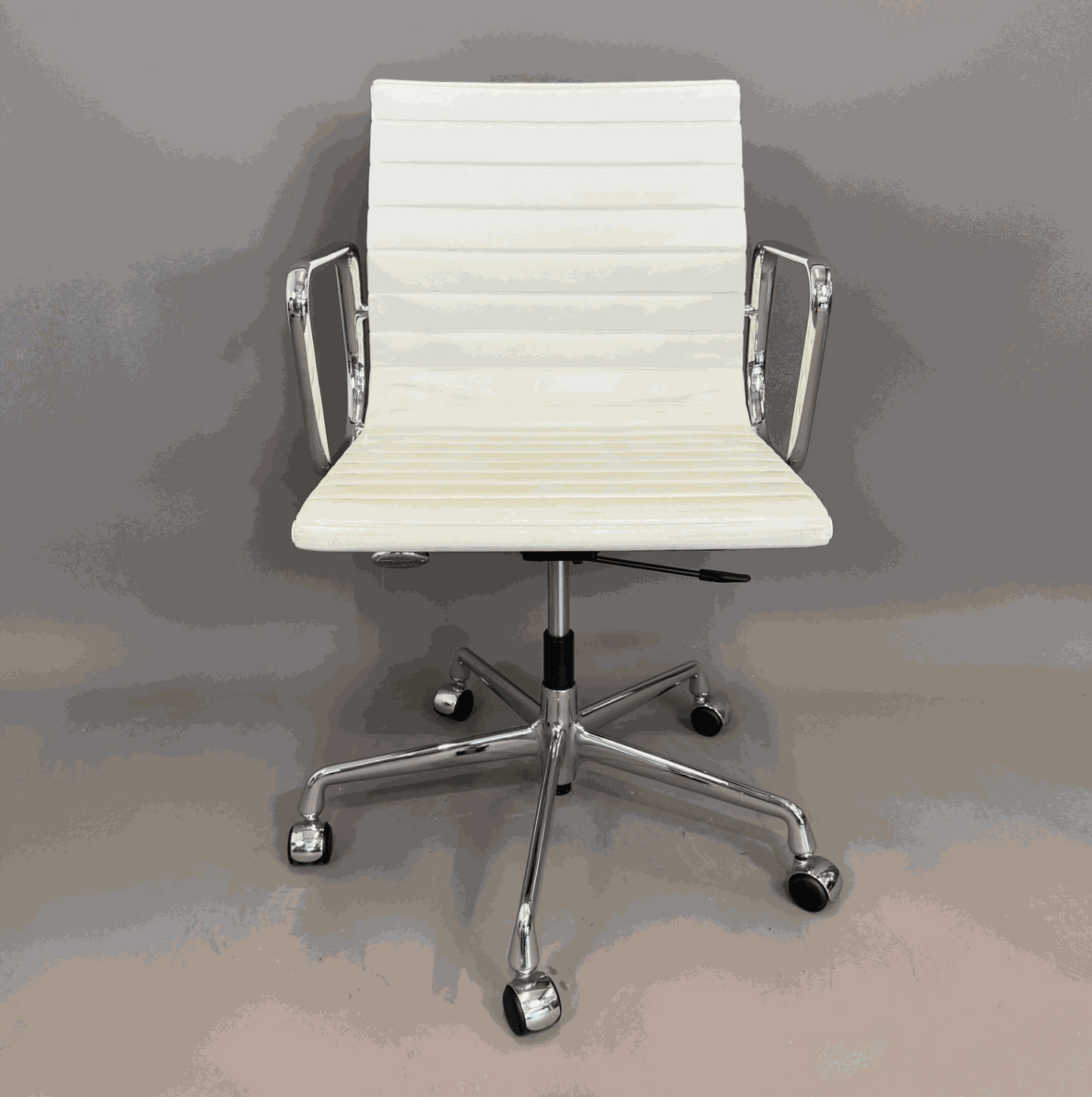Vitra EA 117 Bürostuhl mit weißem Lederbezug und chromgestell, drehbar und höhenverstellbar