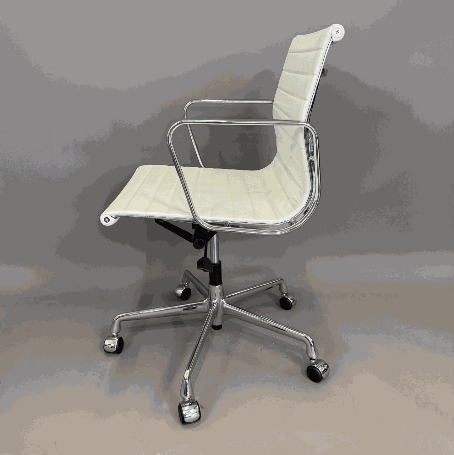 Vitra EA 117 Bürostuhl weißes Leder chrom Gestell drehbar höhenverstellbar mit Rollen