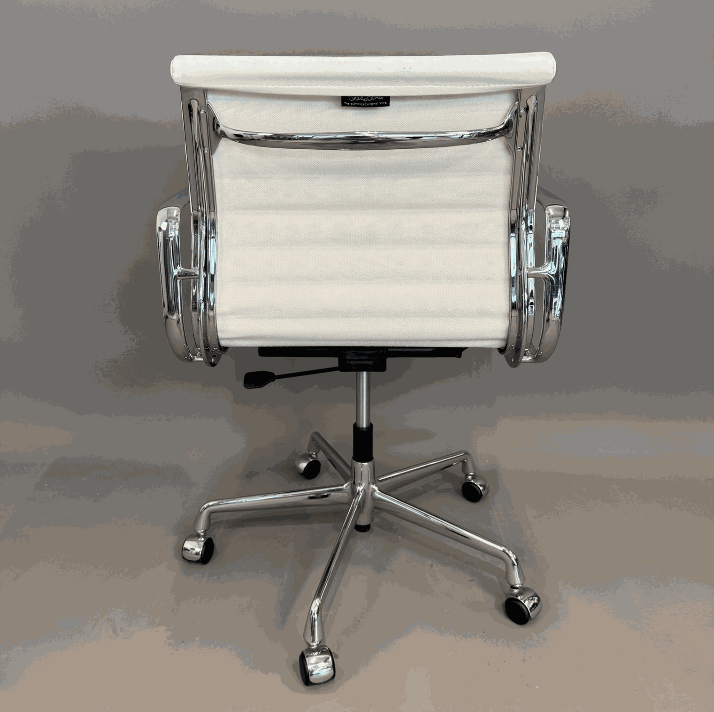 Vitra EA 117 drehbarer Bürostuhl mit weißem Lederbezug und Chromgestell von hinten sichtbar