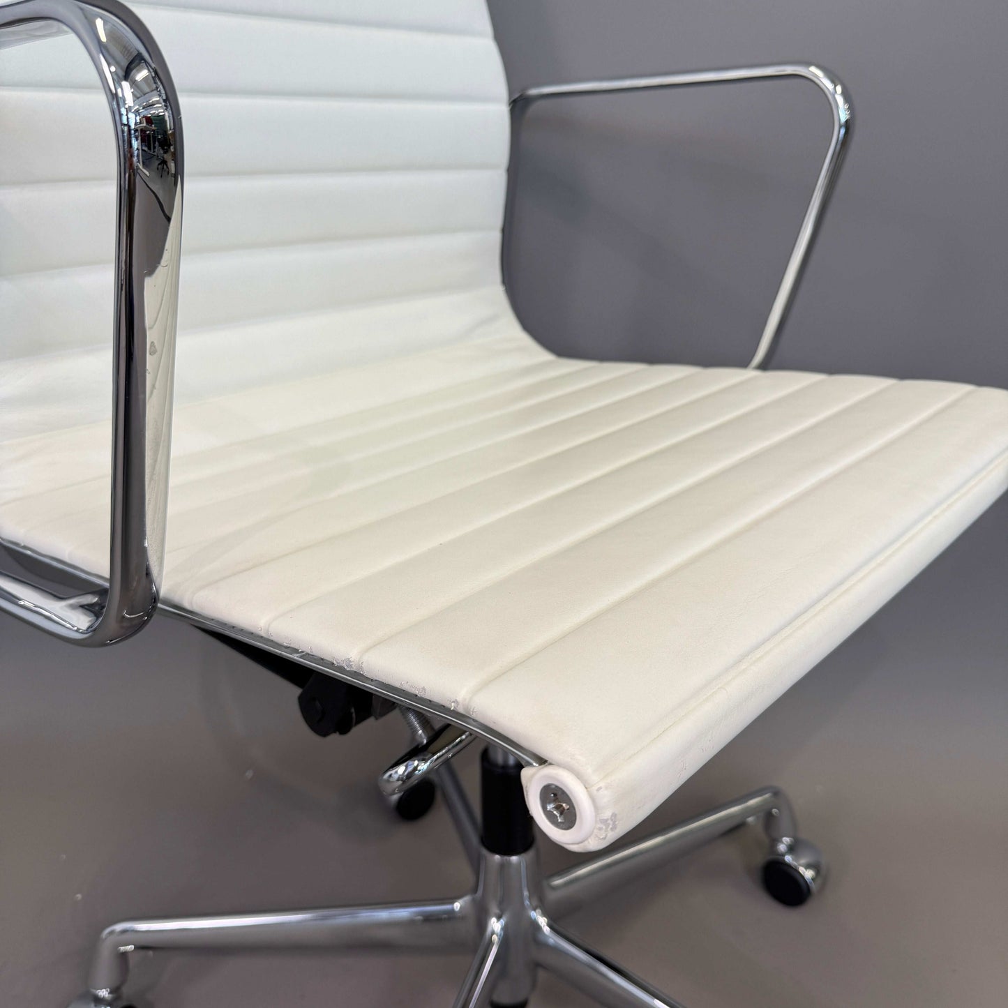 Vitra EA 117 Bürostuhl mit weißem Lederbezug und chromgestell, drehbar und höhenverstellbar