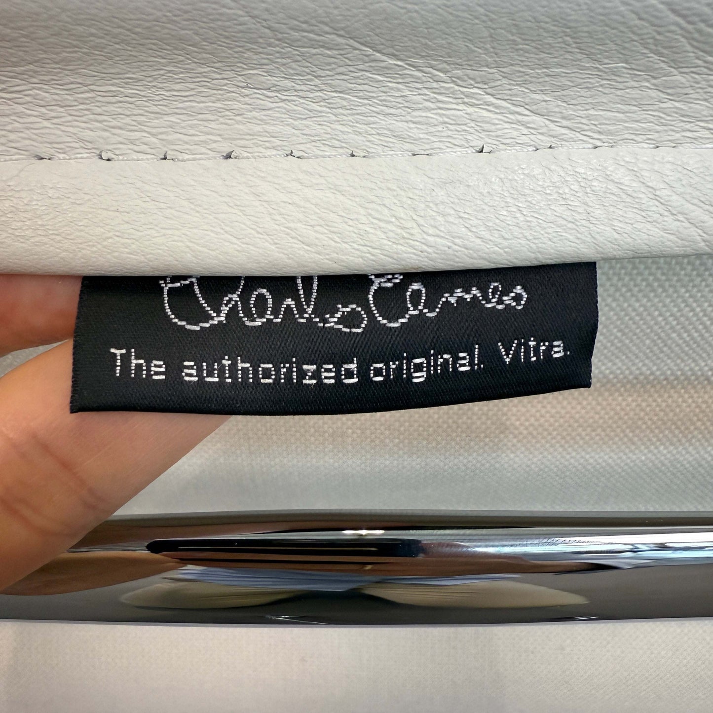 Vitra EA 117 Eames Alu Chair mit weißem Lederbezug und chromgestell, drehbar, höhenverstellbar und arretierbare Kippmechanik