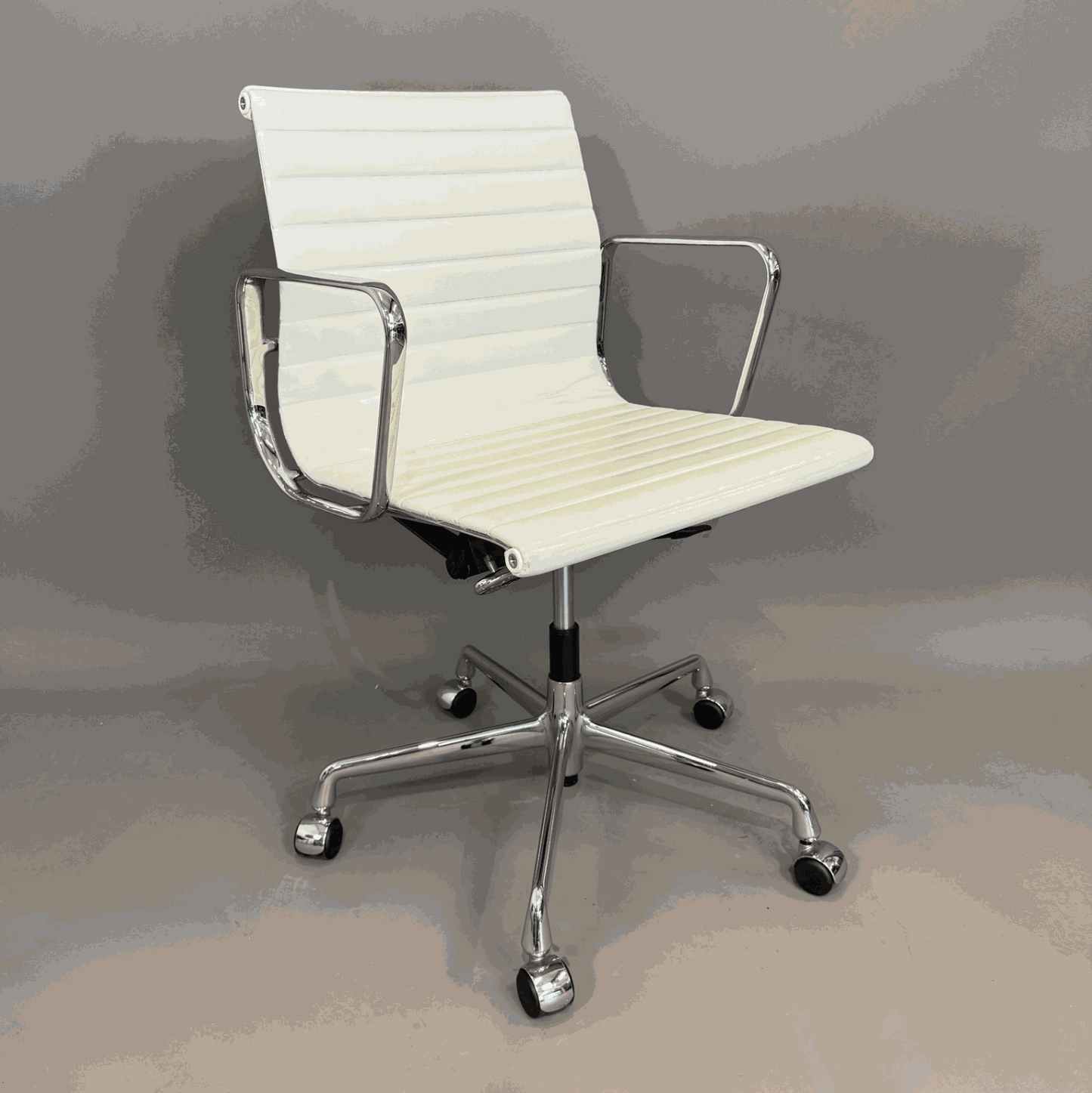 Vitra EA 117 Bürostuhl aus weißem Leder mit chromgestell und drehbarer Sitzfläche