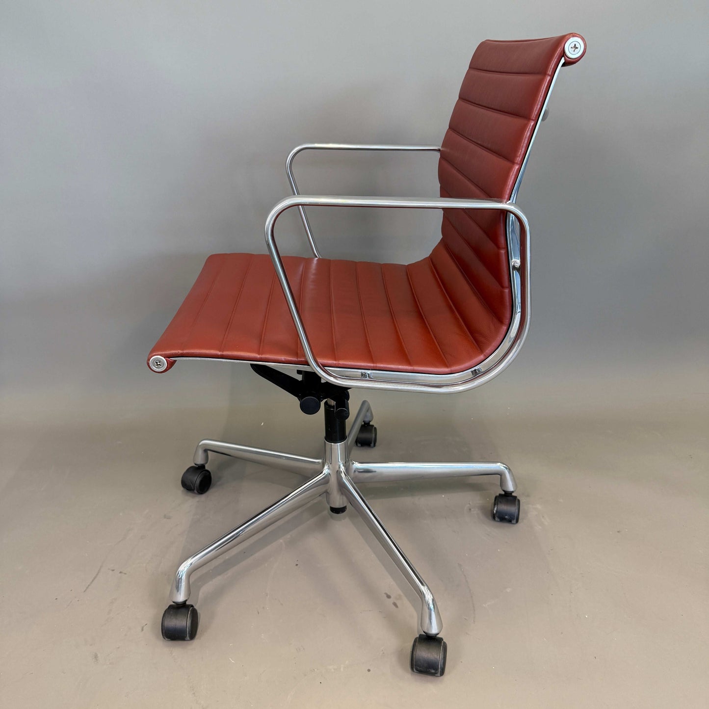 Vitra EA 117 Bürostuhl mit terracottafarbenem Premiumleder und poliertem Aluminiumgestell, drehbar und höhenverstellbar