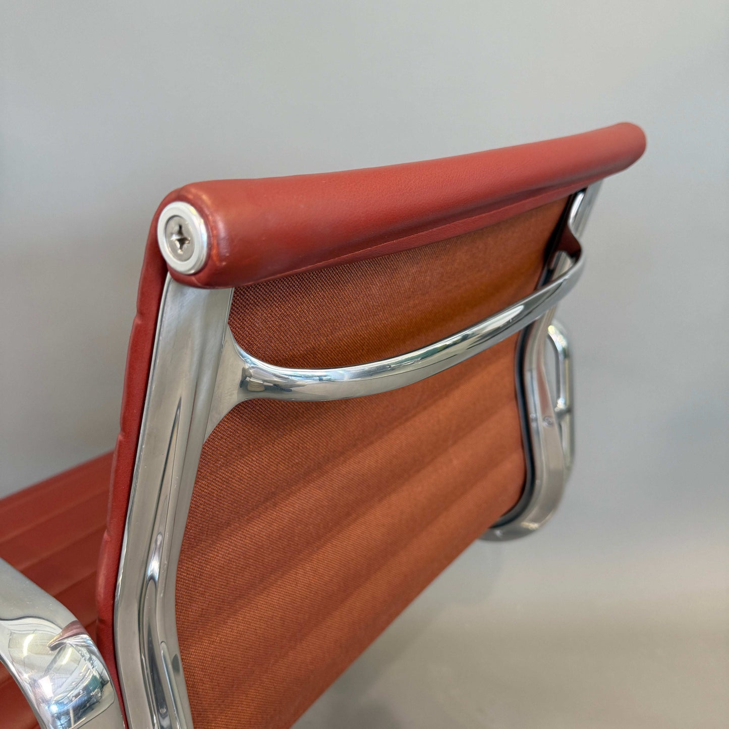 Vitra EA 117 Bürostuhl mit terracottafarbenem Premium Leder und poliertem Aluminiumgestell, drehbar und höhenverstellbar